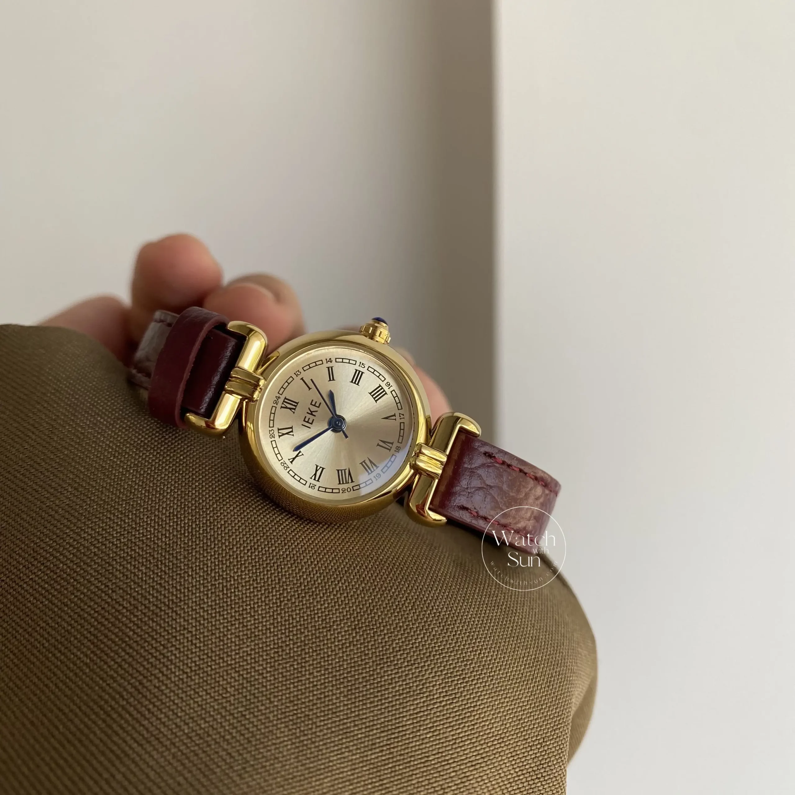 Vintage Style Gold Round Face Leather Ladies Watch