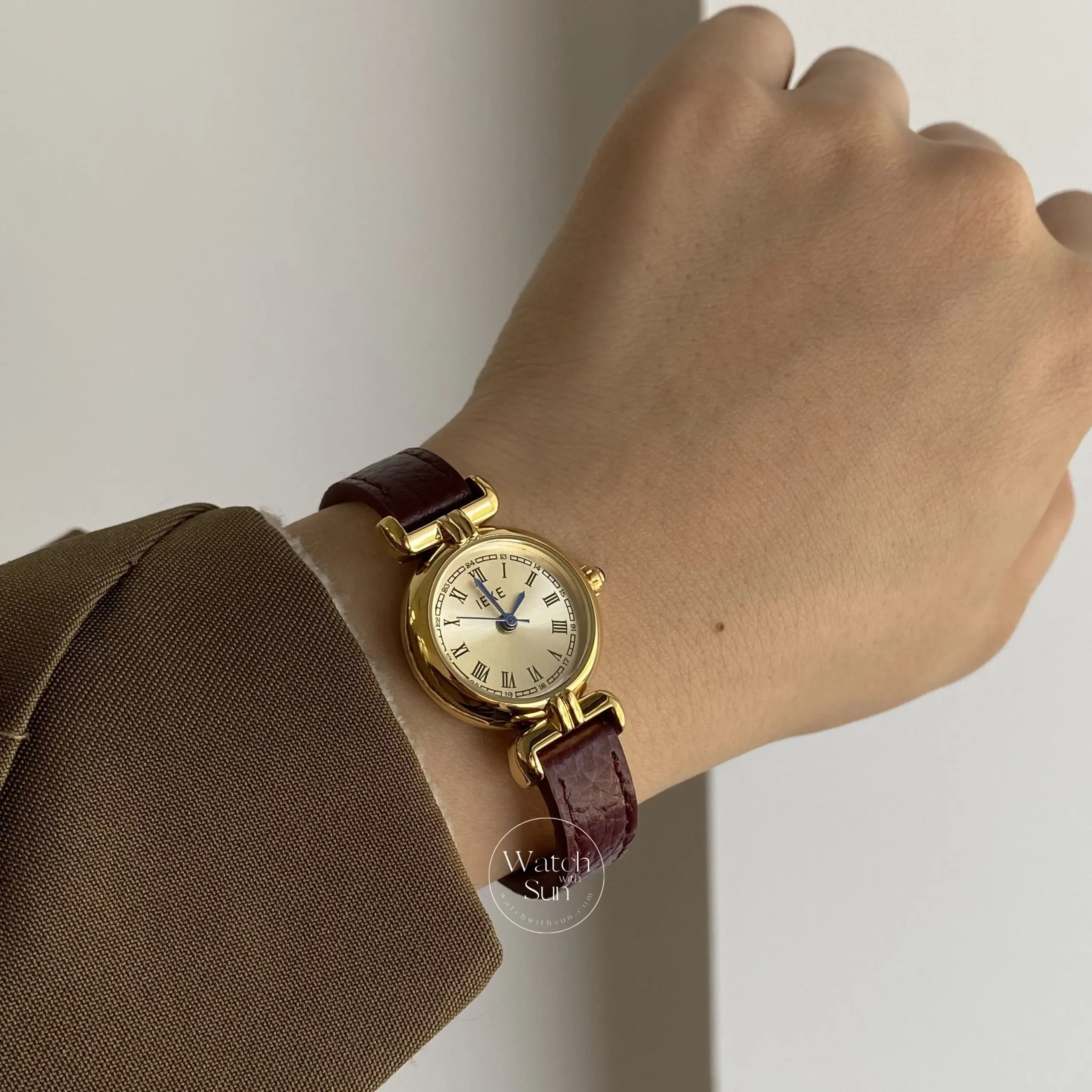 Vintage Style Gold Round Face Leather Ladies Watch