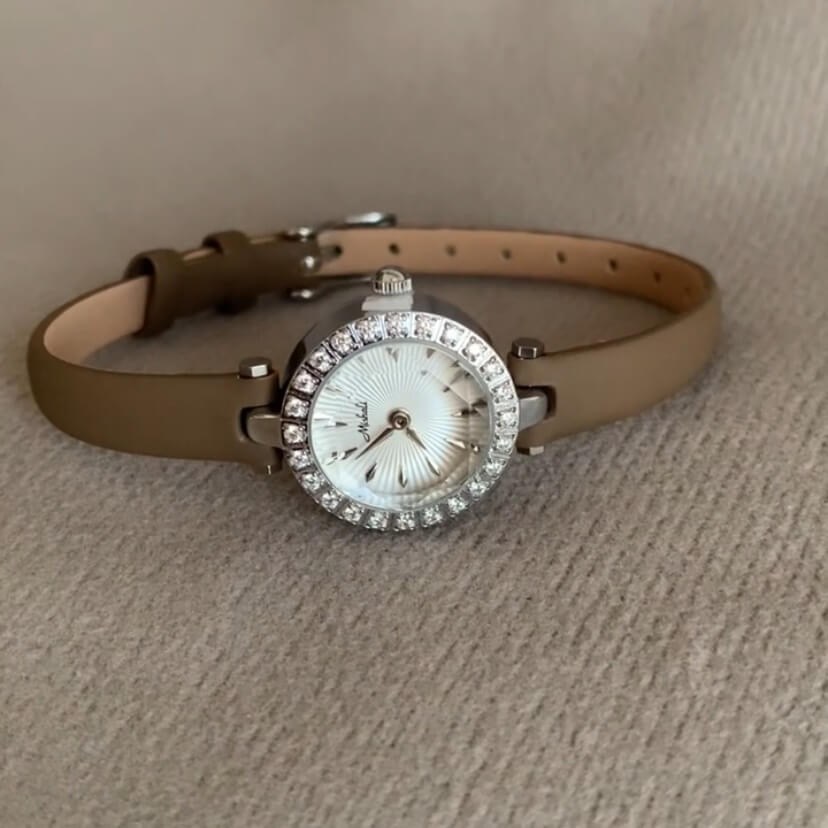 Dainty Style Round Face Leather Ladies Watch
