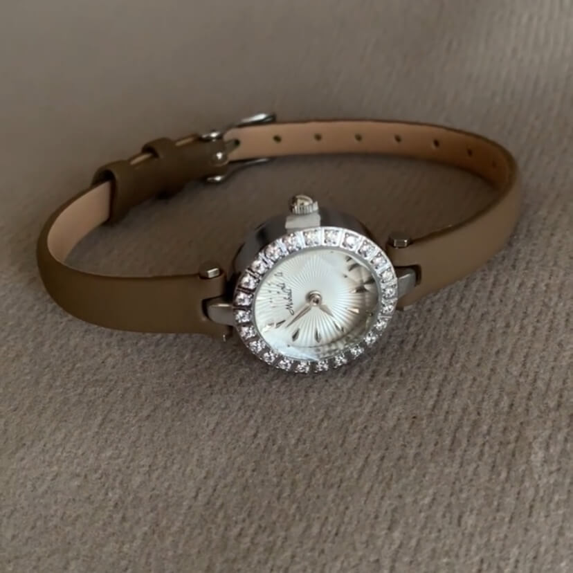 Dainty Style Round Face Leather Ladies Watch