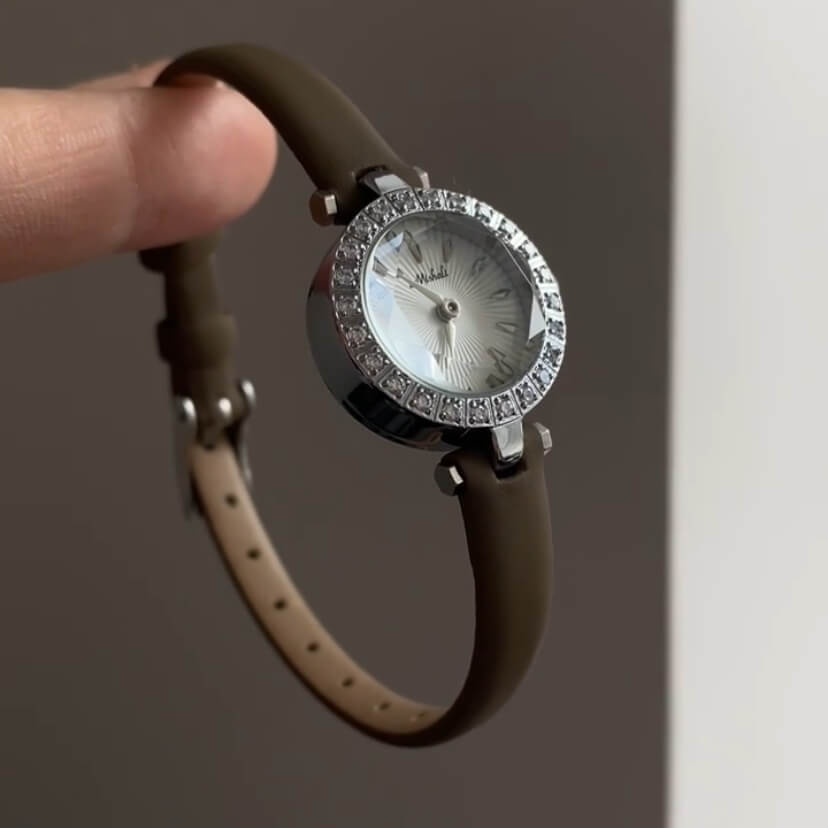 Dainty Style Round Face Leather Ladies Watch