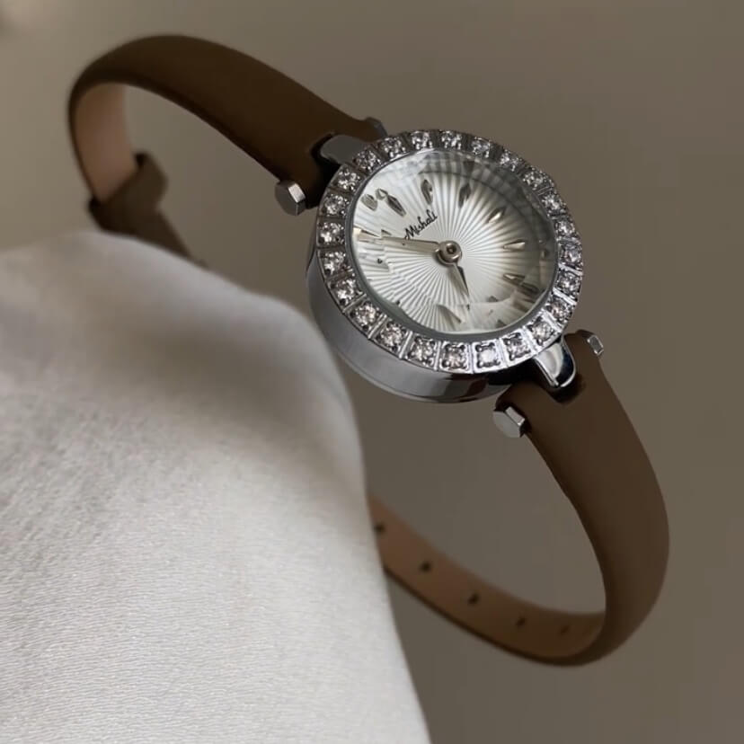 Dainty Style Round Face Leather Ladies Watch