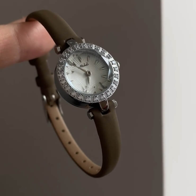 Dainty Style Round Face Leather Ladies Watch