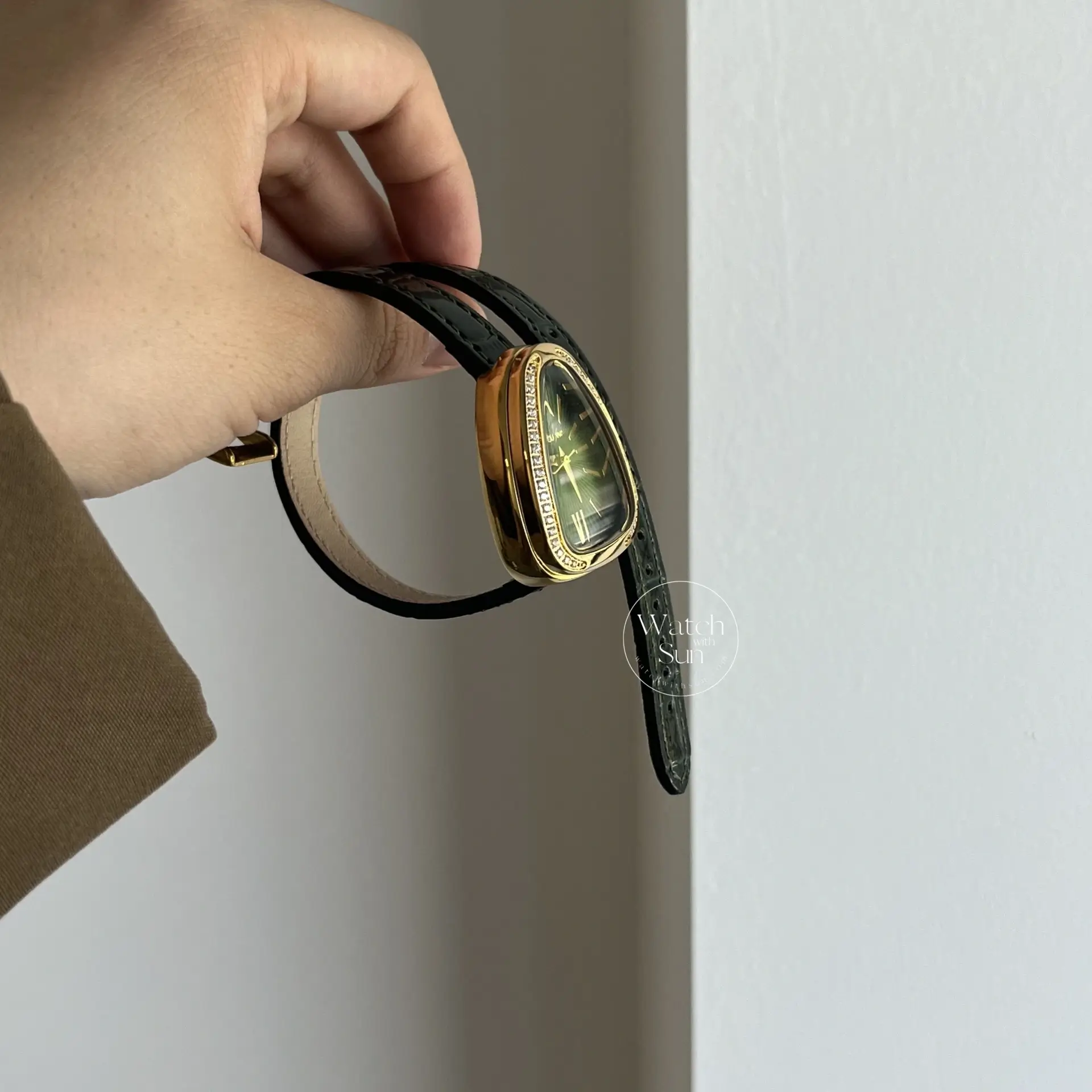 Vintage Green Face Snake Head Shape Leather Watch