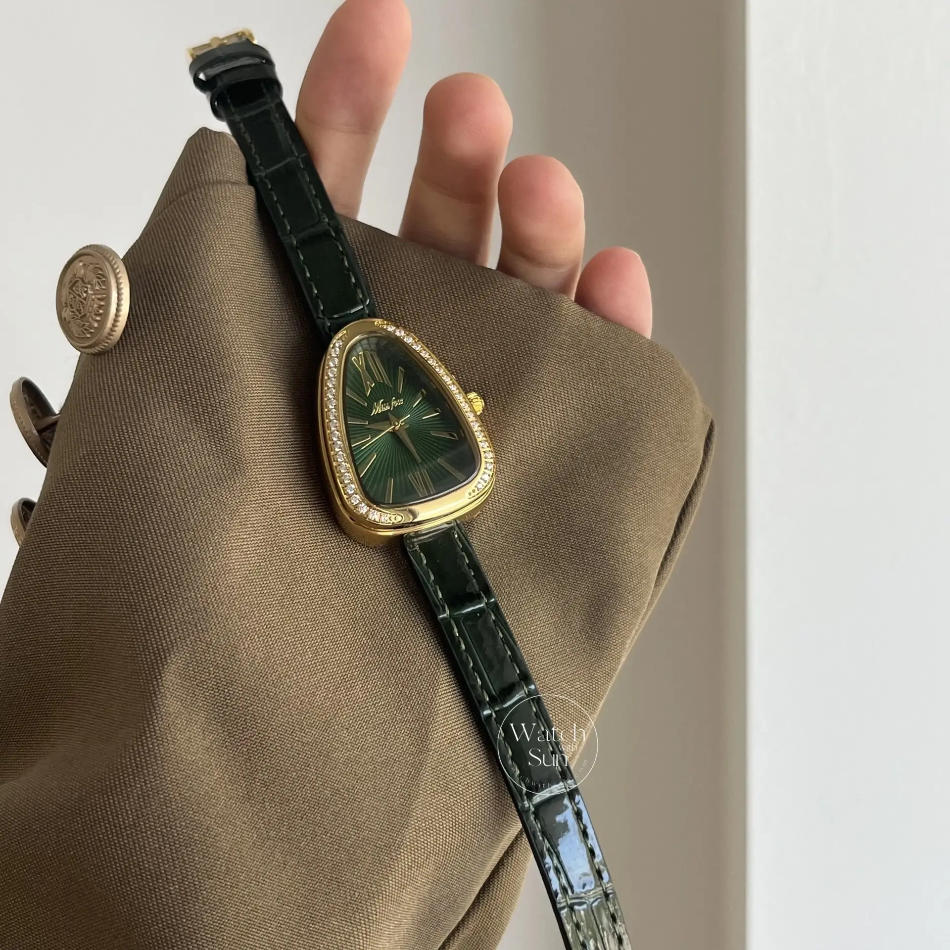 Vintage Green Face Snake Head Shape Leather Watch