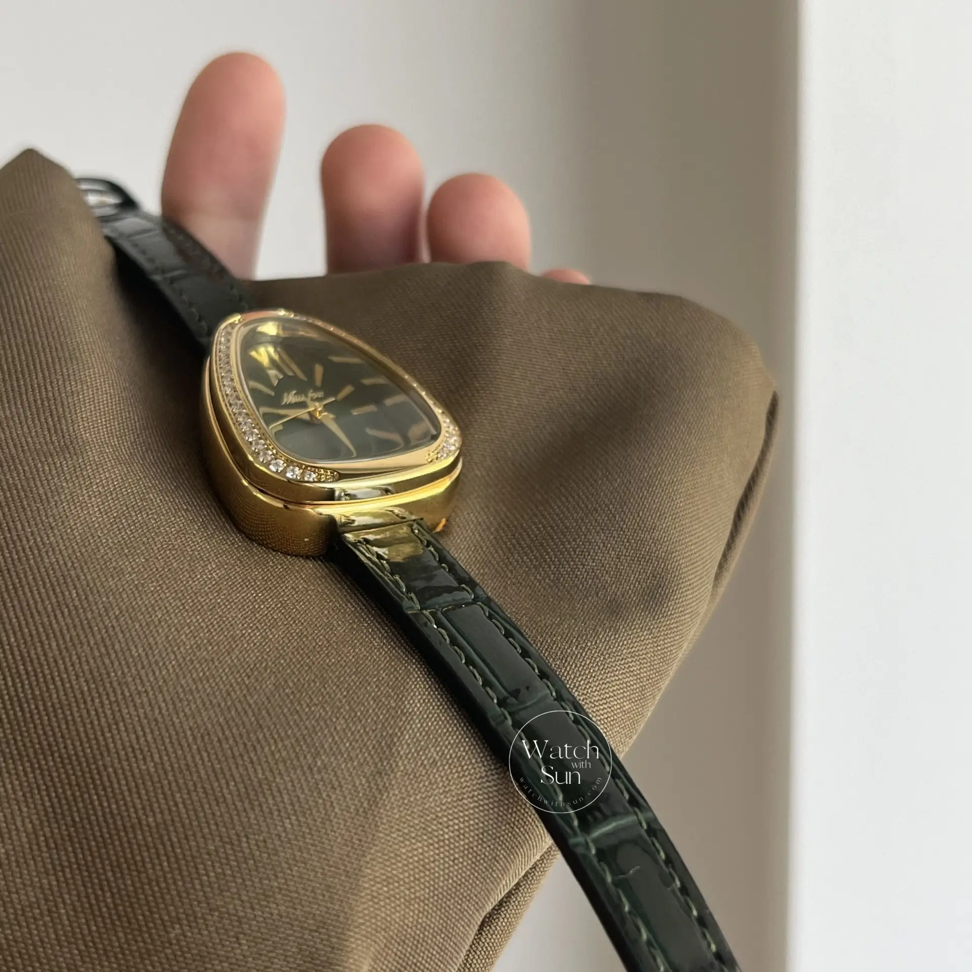 Vintage Green Face Snake Head Shape Leather Watch