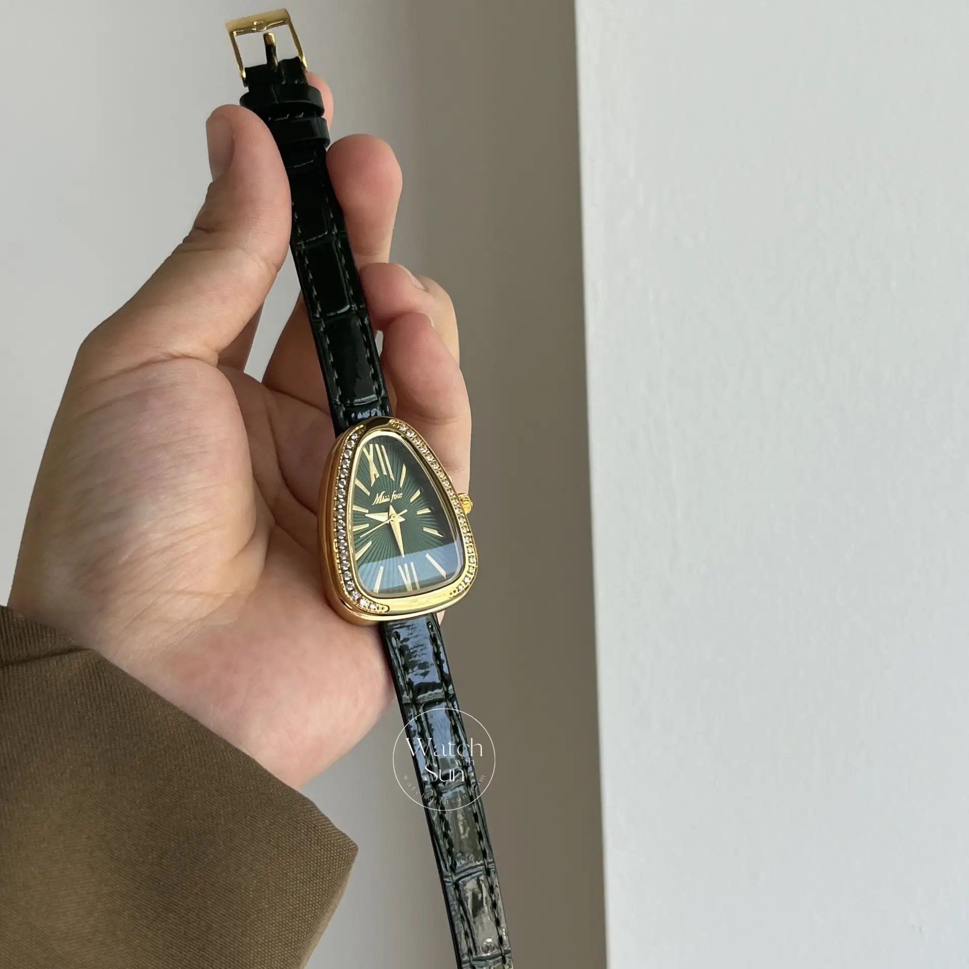 Vintage Green Face Snake Head Shape Leather Watch