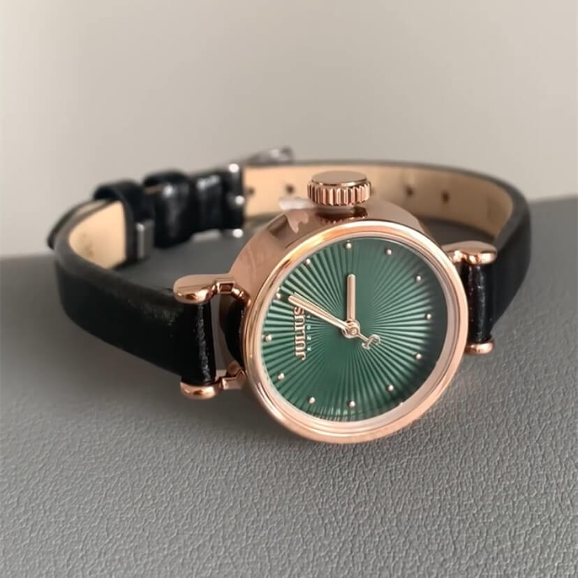Vintage Style Green Round Face Leather Watch