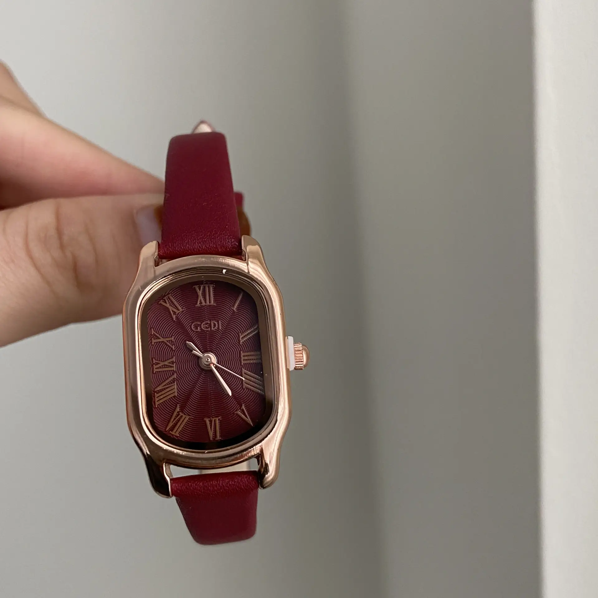 Minimalist Style Oval Face Red Leather Women‘s Watch