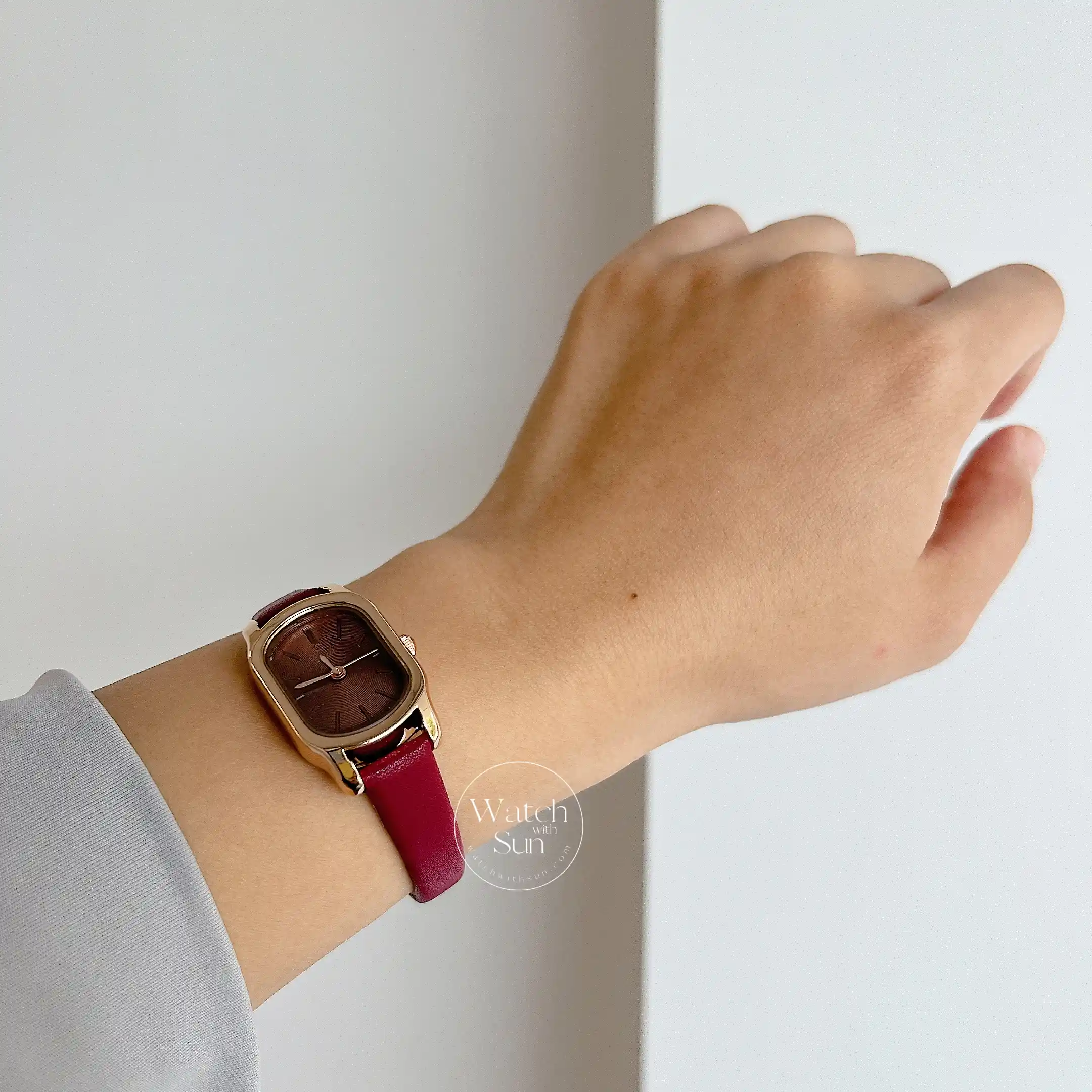 Minimalist Oval Face Red Leather Women‘s Watch