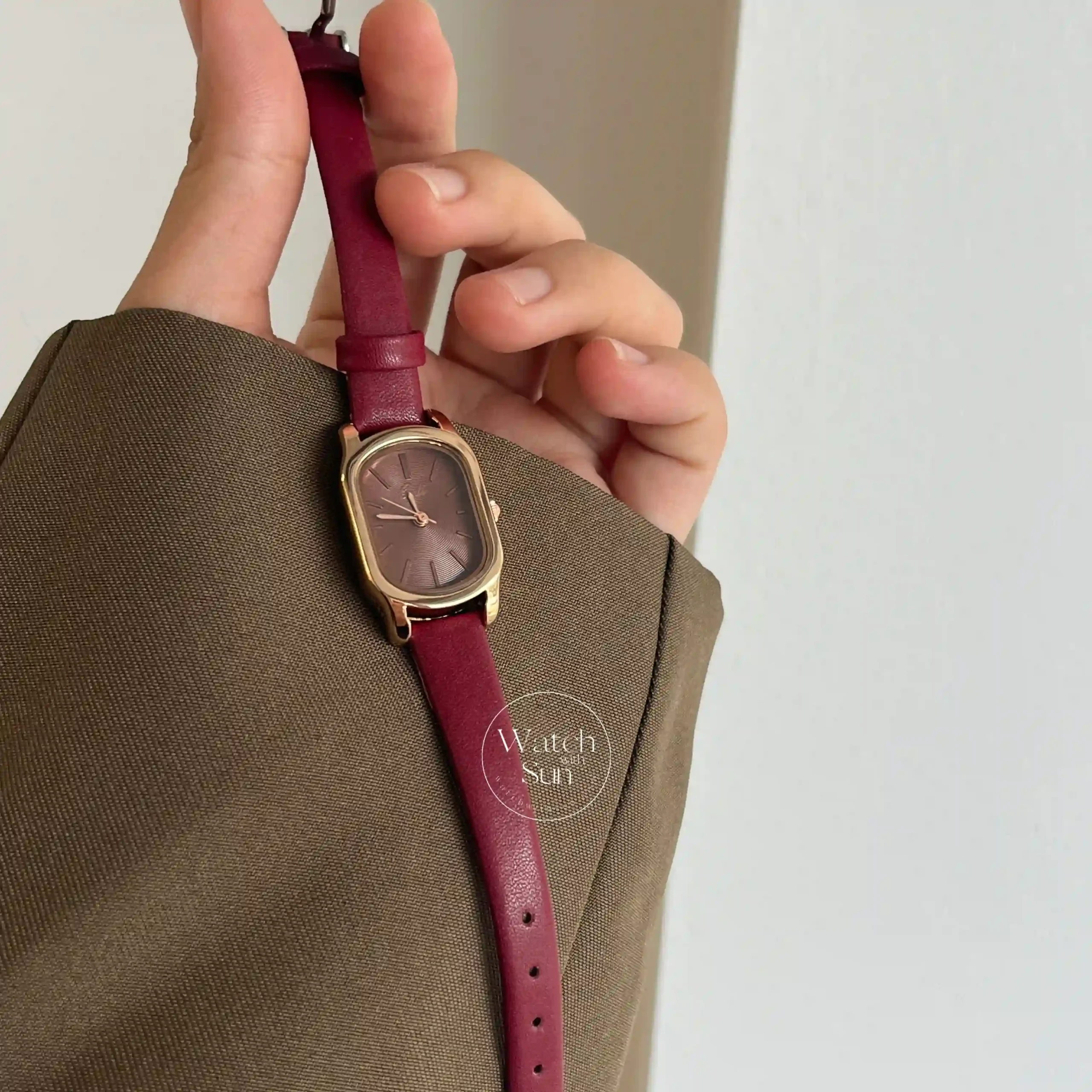 Minimalist Oval Face Red Leather Women‘s Watch