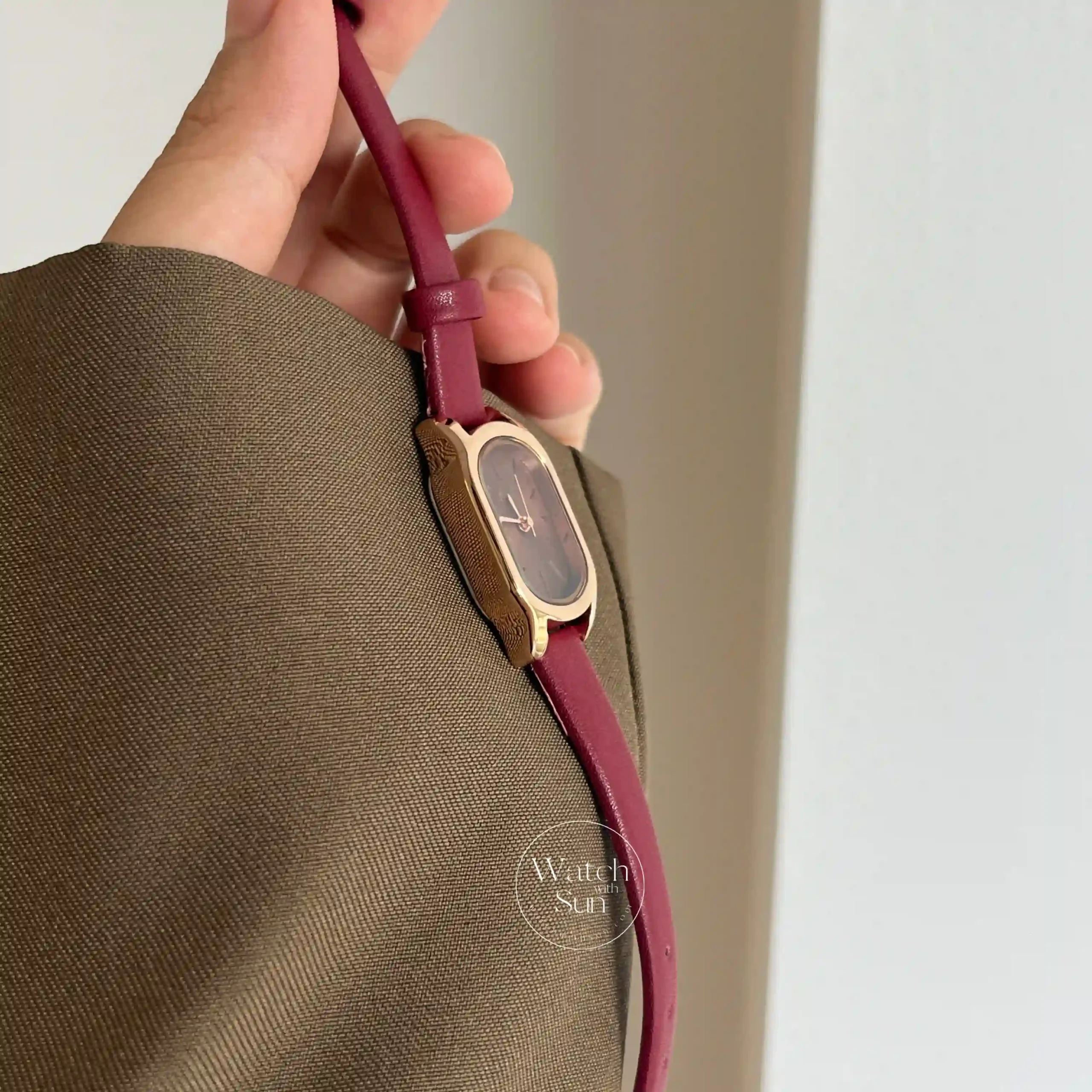 Minimalist Oval Face Red Leather Women‘s Watch