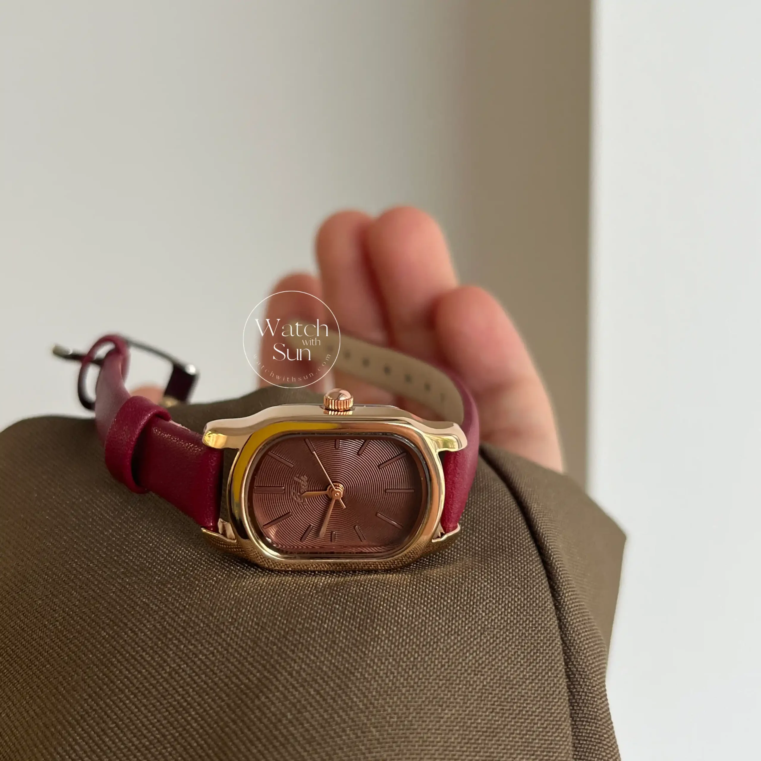 Minimalist Oval Face Red Leather Women‘s Watch