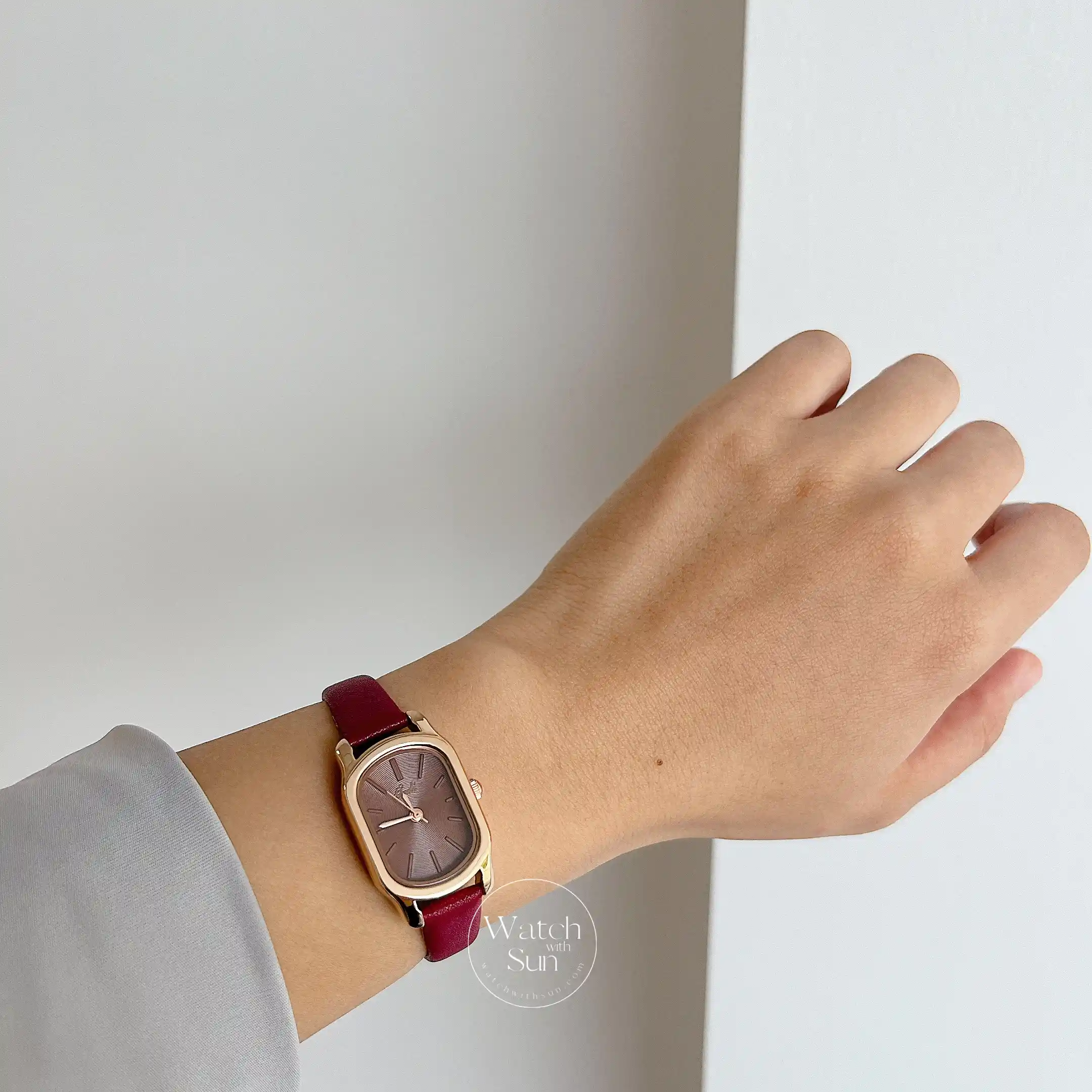 Minimalist Oval Face Red Leather Women‘s Watch