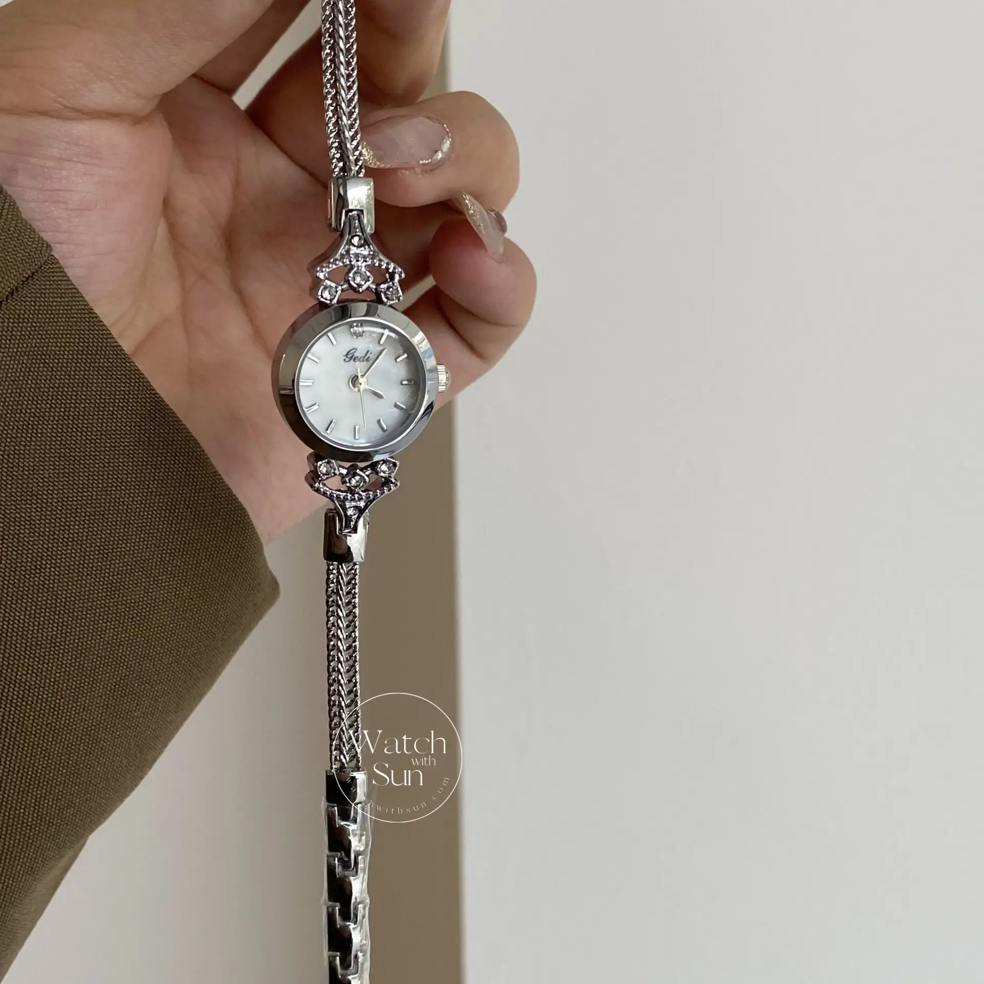 Chic Round Small Face Silver/Gold Thin Bracelet Watch