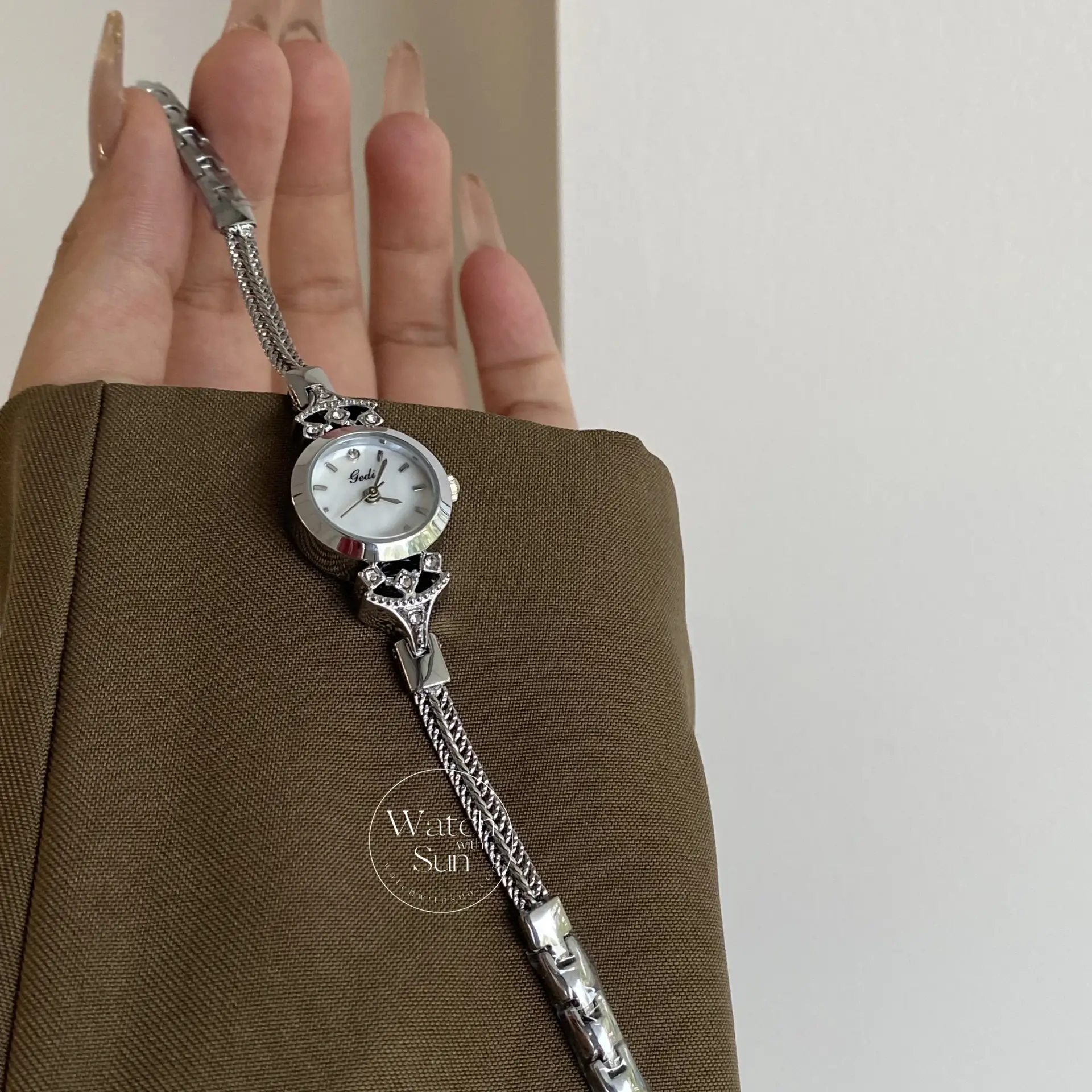 Chic Round Small Face Silver/Gold Thin Bracelet Watch