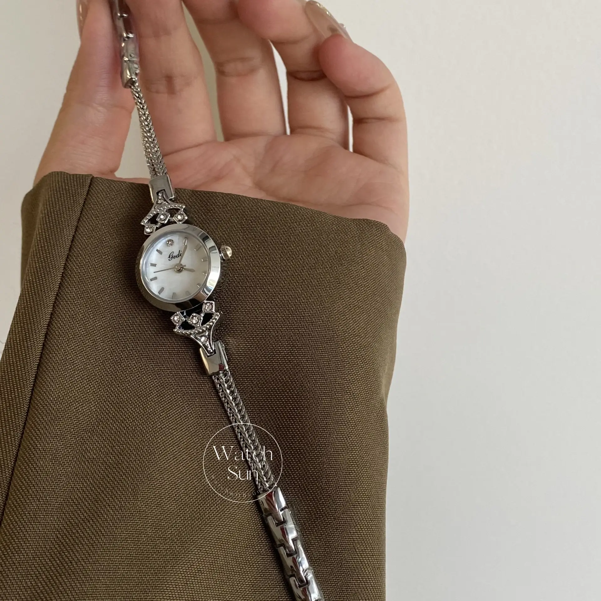 Chic Round Small Face Silver/Gold Thin Bracelet Watch