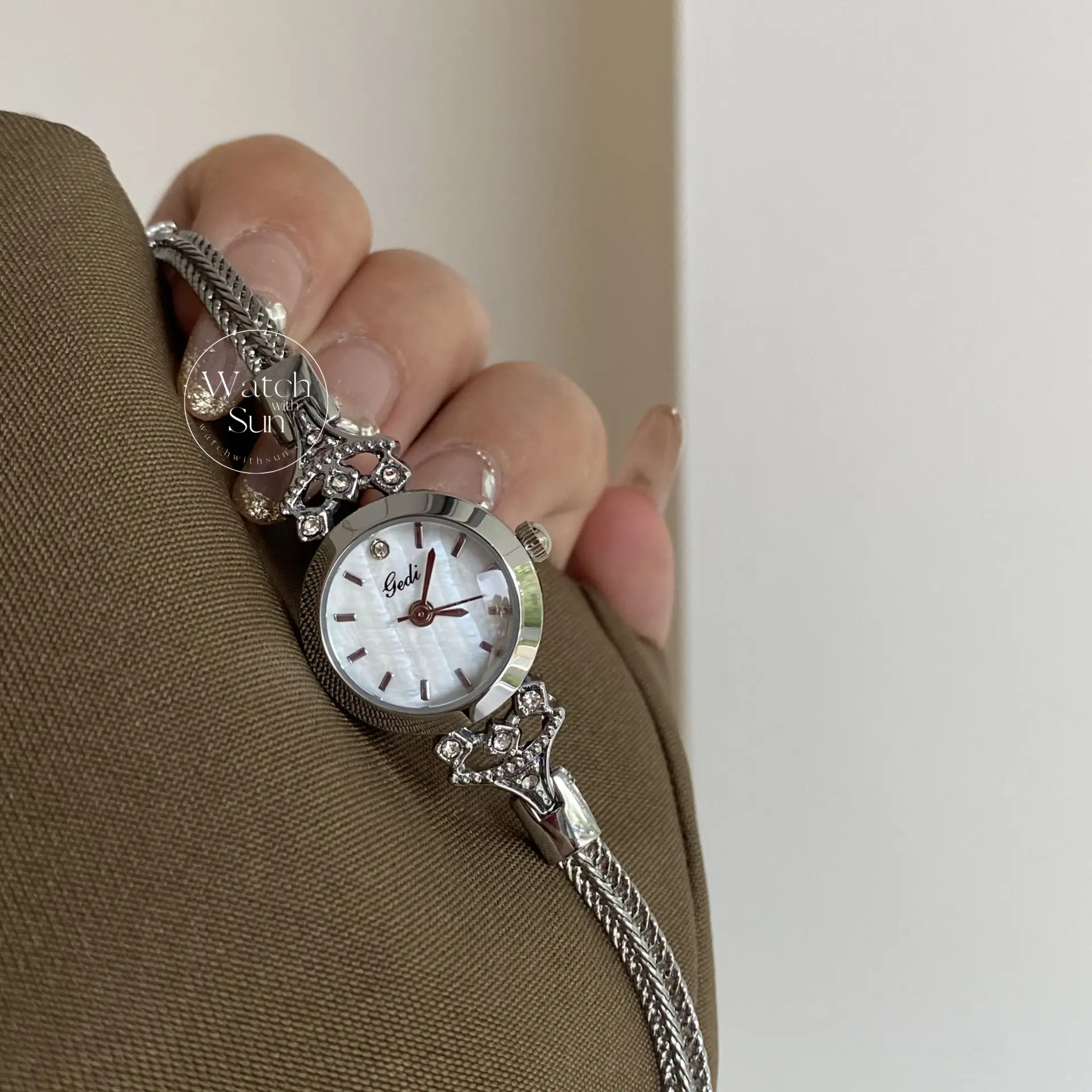 Chic Round Small Face Silver/Gold Thin Bracelet Watch