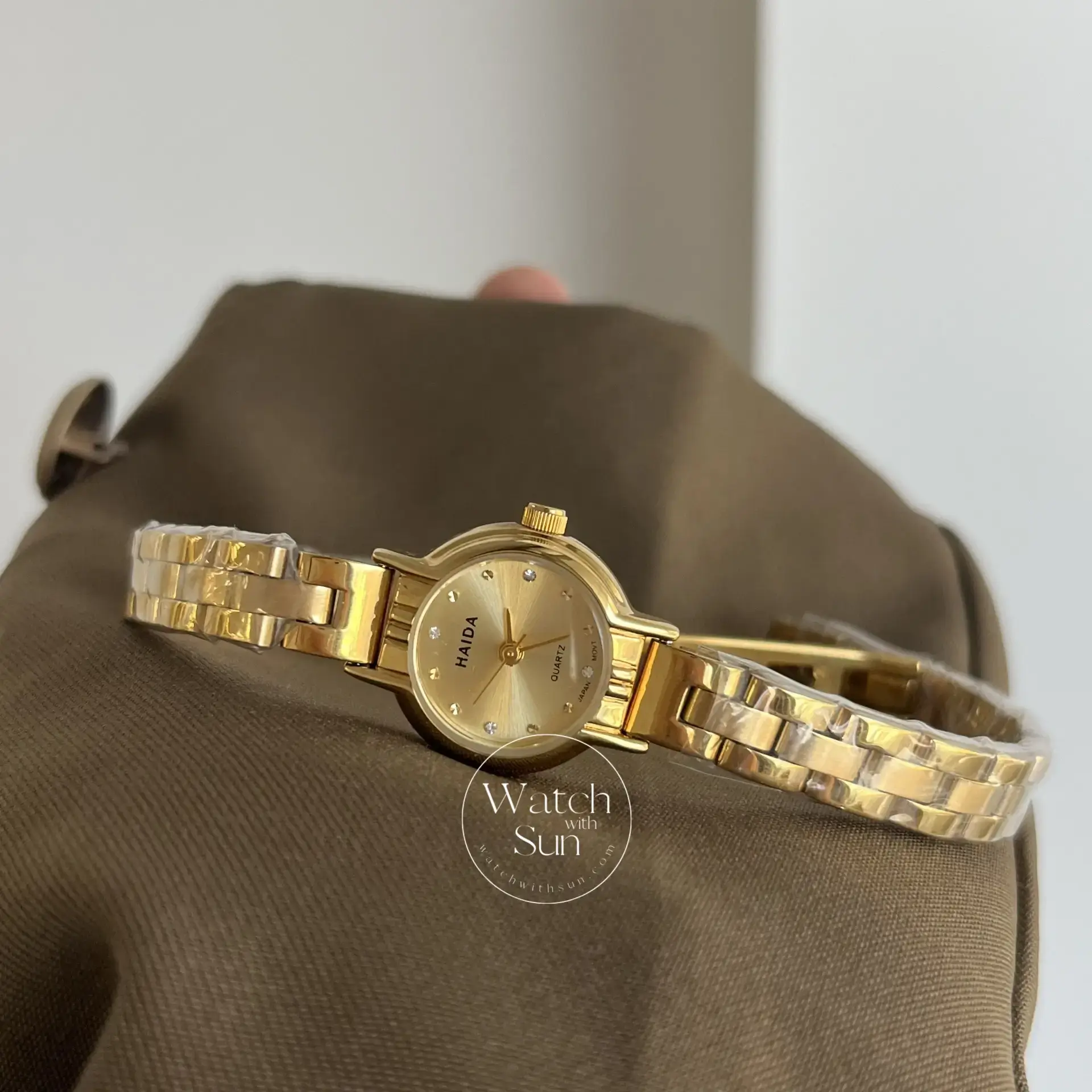 Vintage Round Face Dainty Gold Bracelet Laides Watch