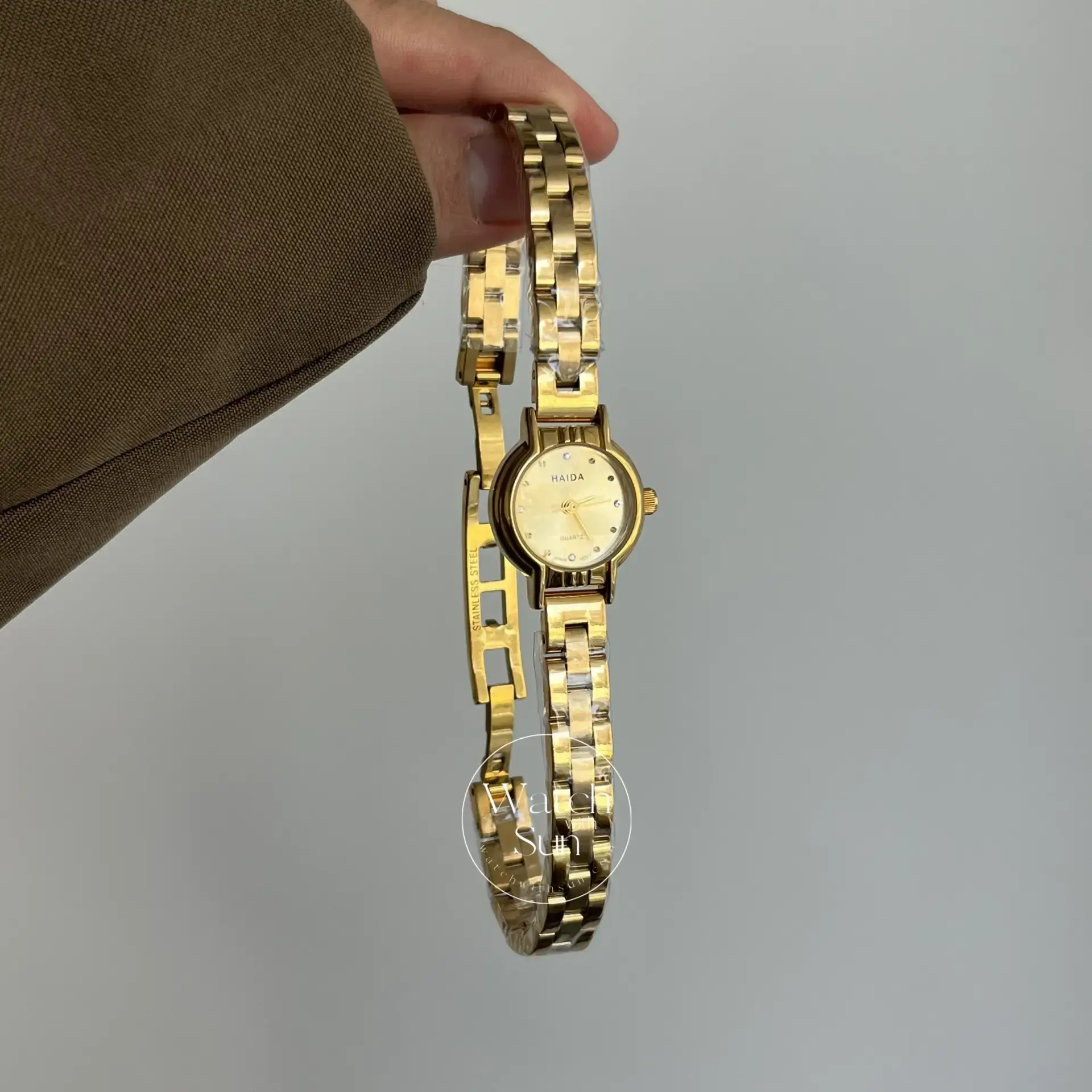 Vintage Round Face Dainty Gold Bracelet Laides Watch