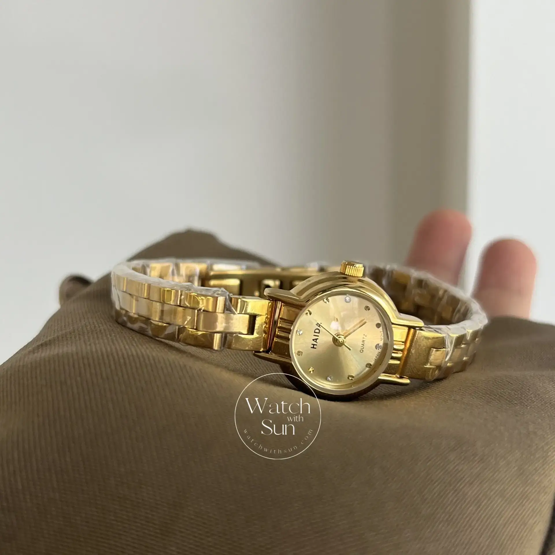 Vintage Round Face Dainty Gold Bracelet Laides Watch