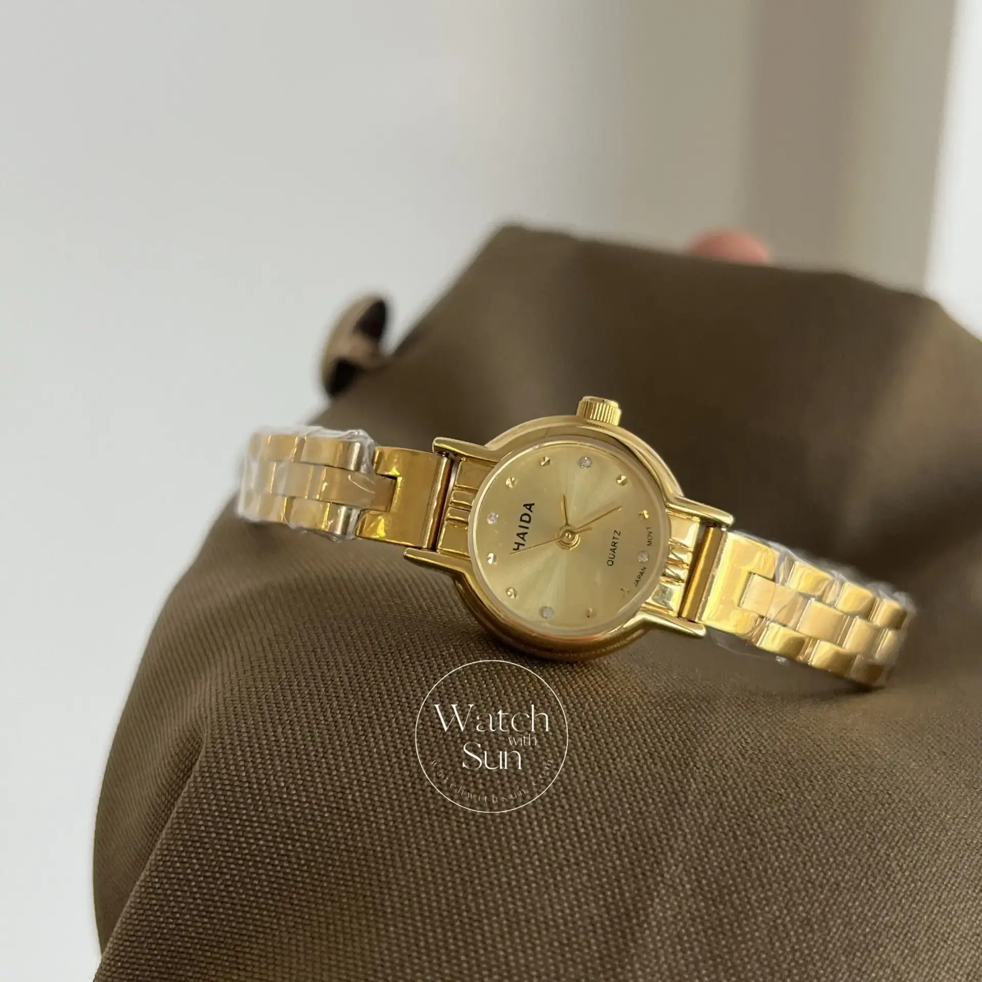 Vintage Round Face Dainty Gold Bracelet Laides Watch