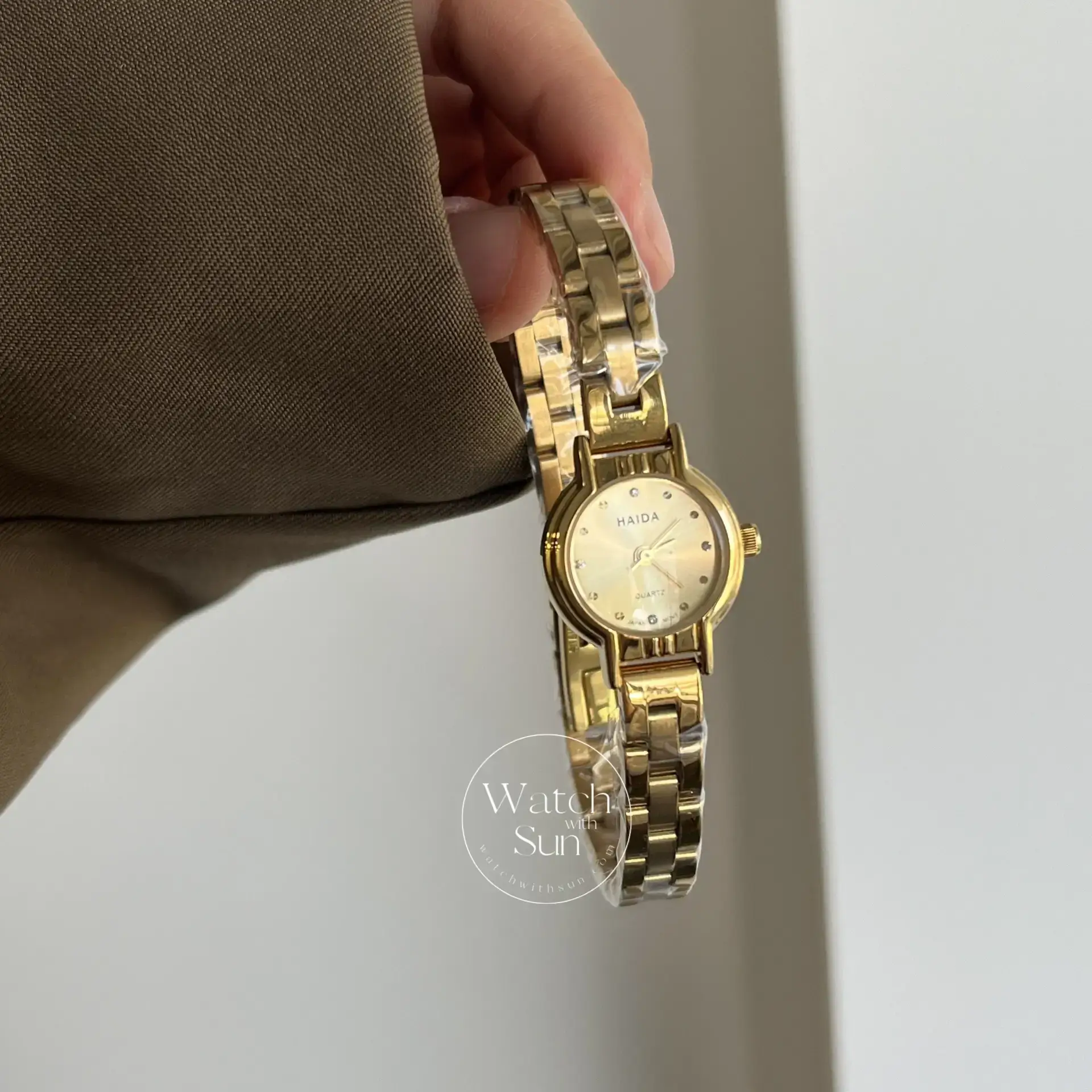 Vintage Round Face Dainty Gold Bracelet Laides Watch