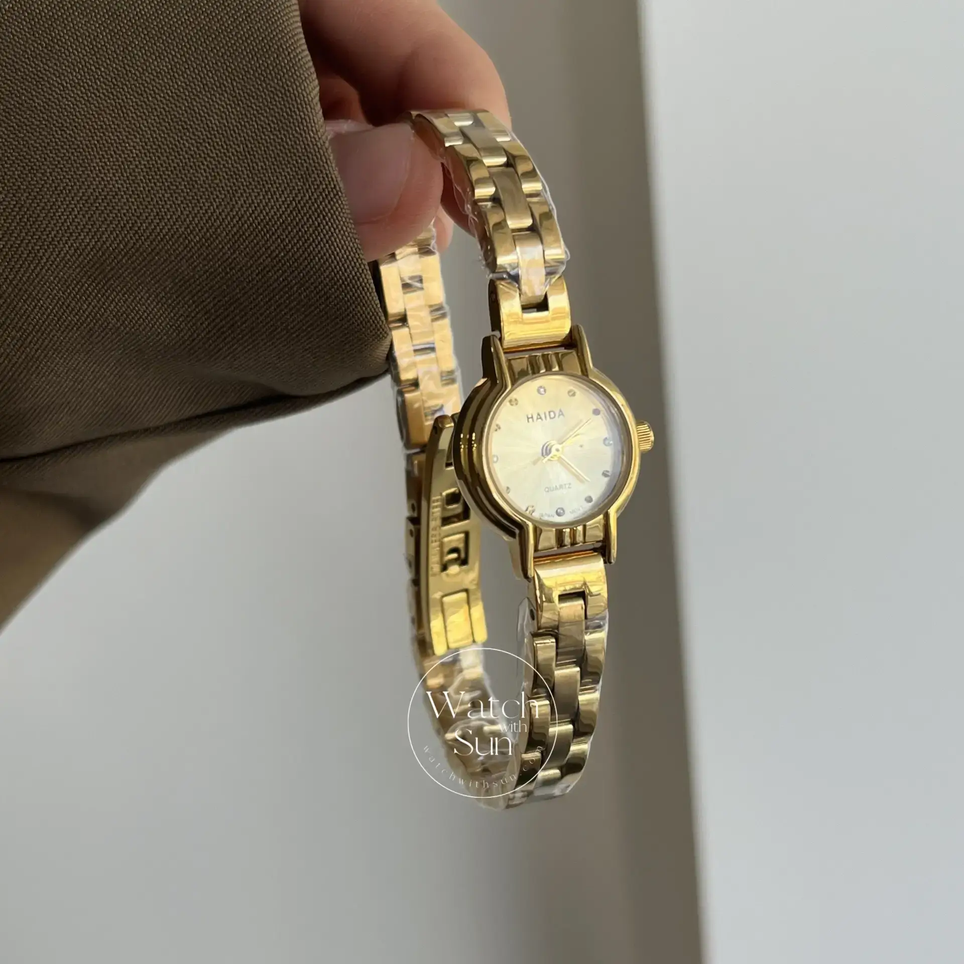 Vintage Round Face Dainty Gold Bracelet Laides Watch