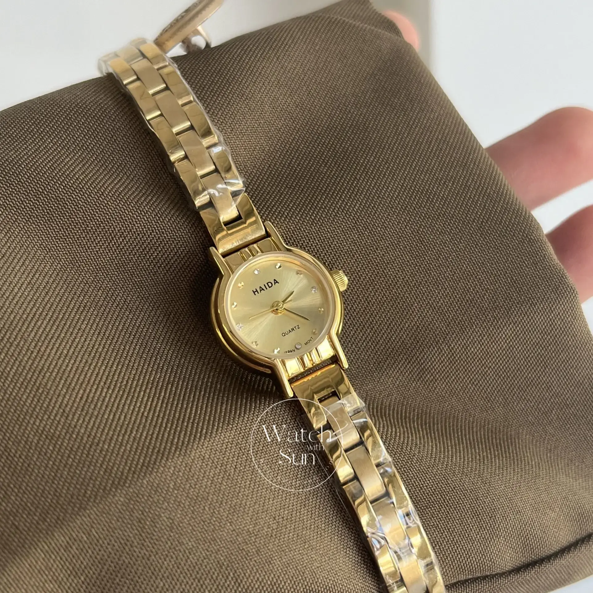 Vintage Round Face Dainty Gold Bracelet Laides Watch