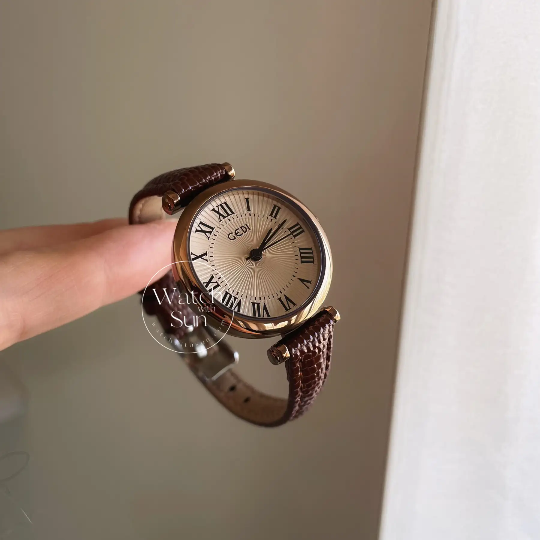 Vintage Brown Round Leather Wristwatch