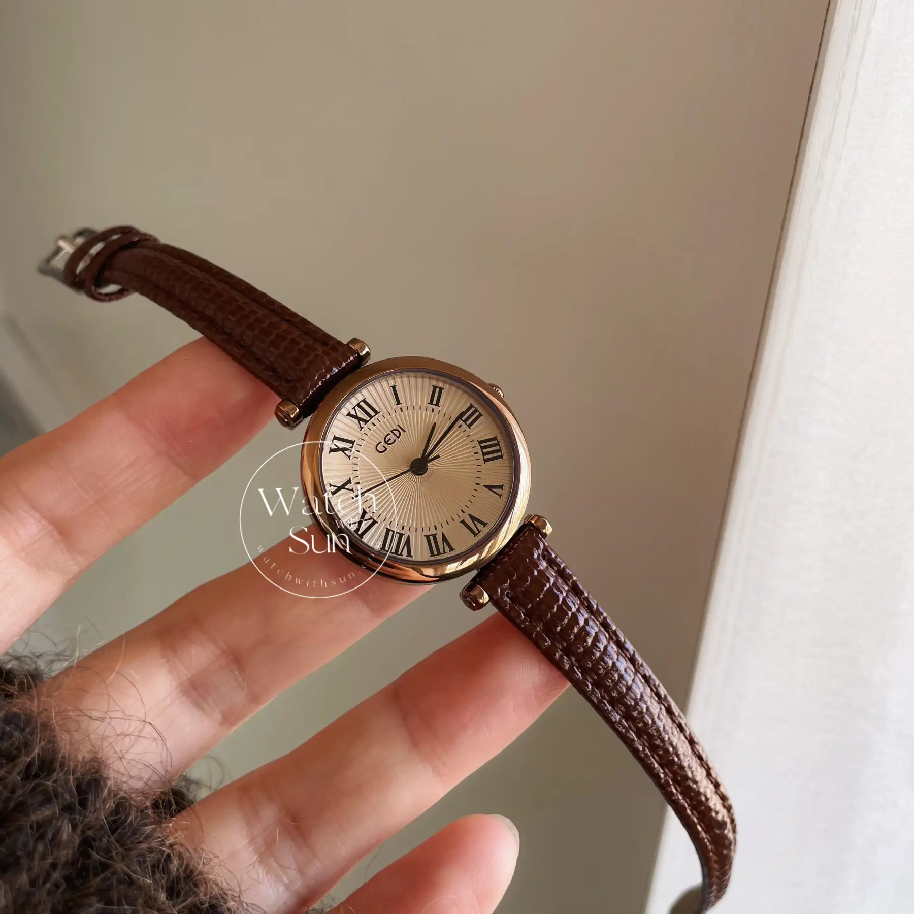 Vintage Brown Round Leather Wristwatch