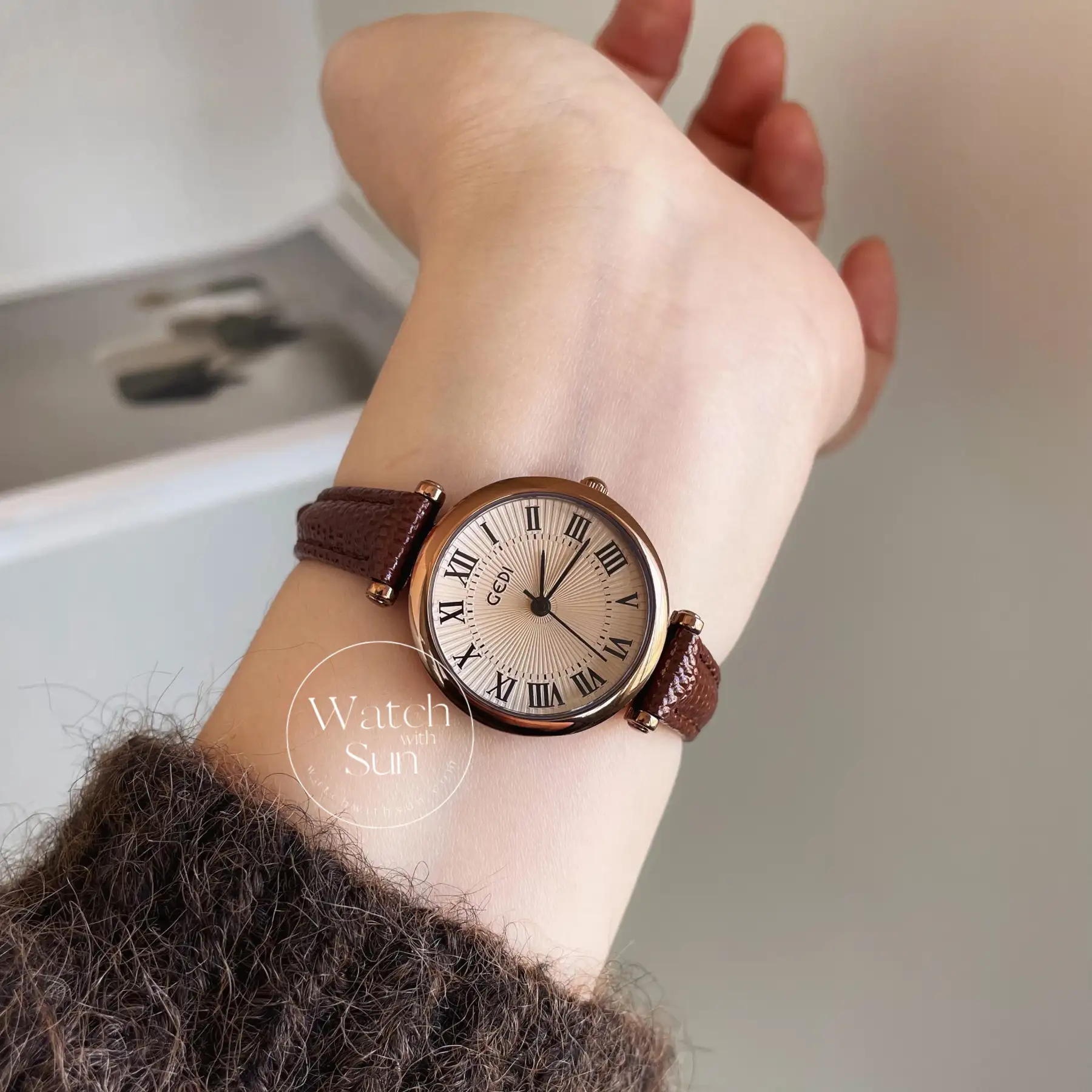 Vintage Brown Round Leather Wristwatch