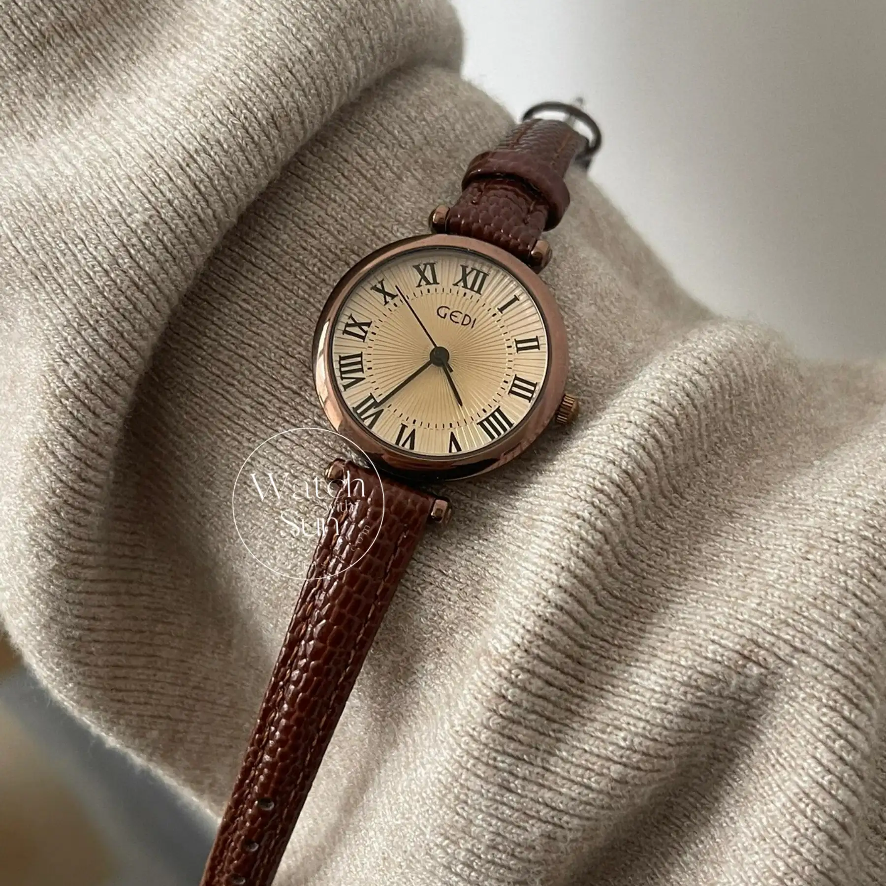 Vintage Brown Round Leather Wristwatch