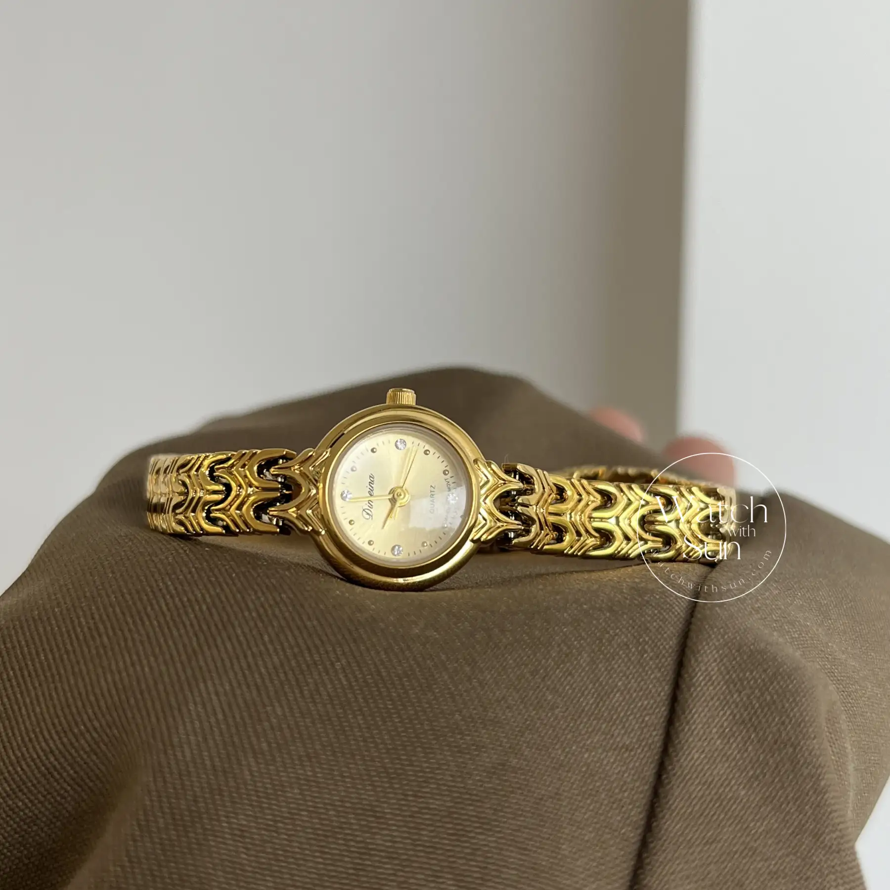 Wave Gold Bracelet Watch Small Round Face Watch for Women