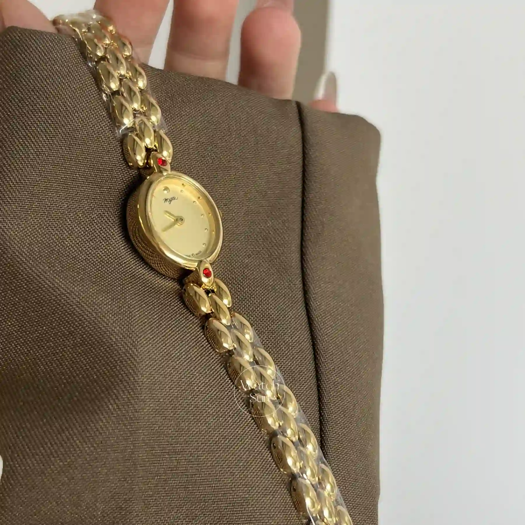 Vintage-Inspired Gold Oval Face Bracelet Watch for Women