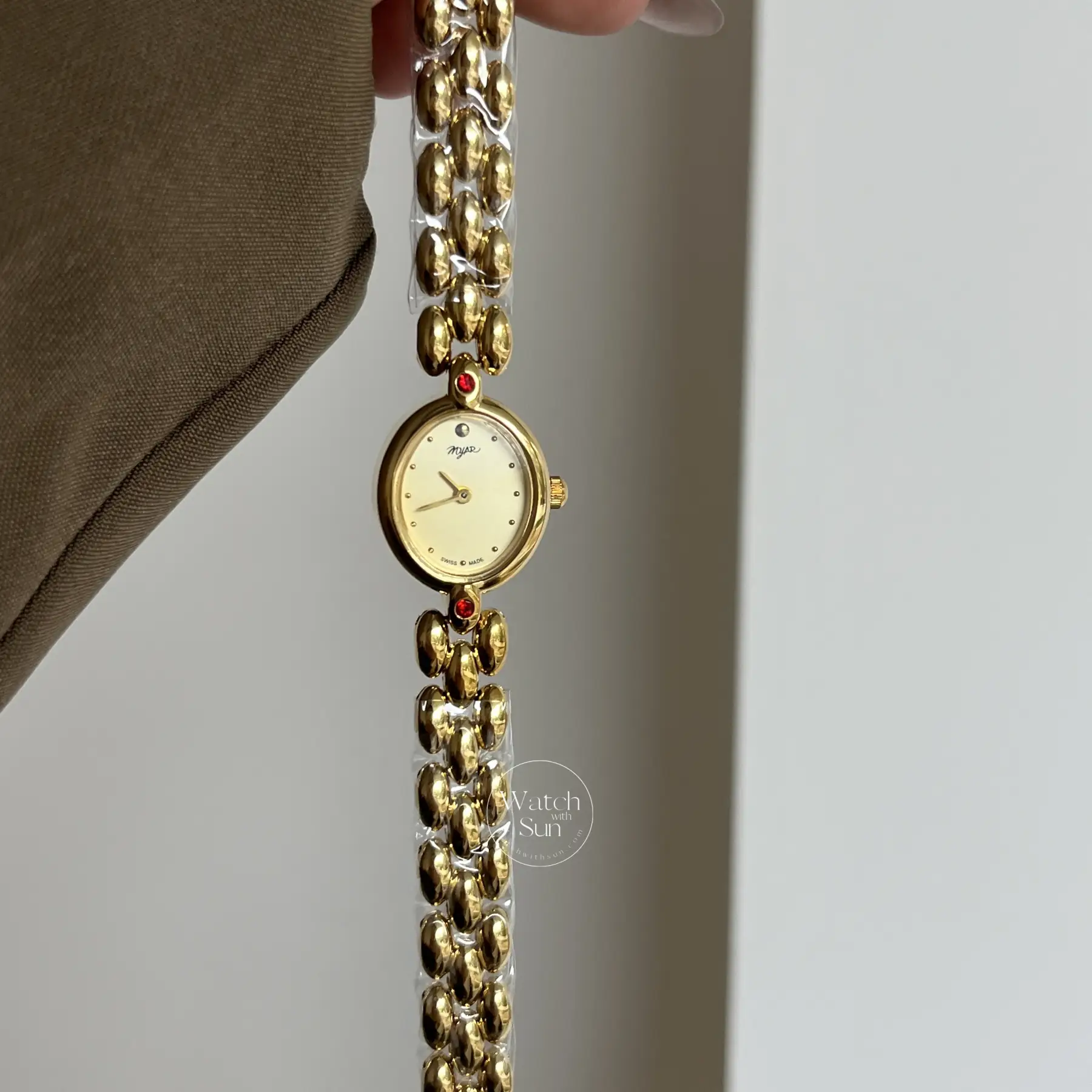 Vintage-Inspired Gold Oval Face Bracelet Watch for Women