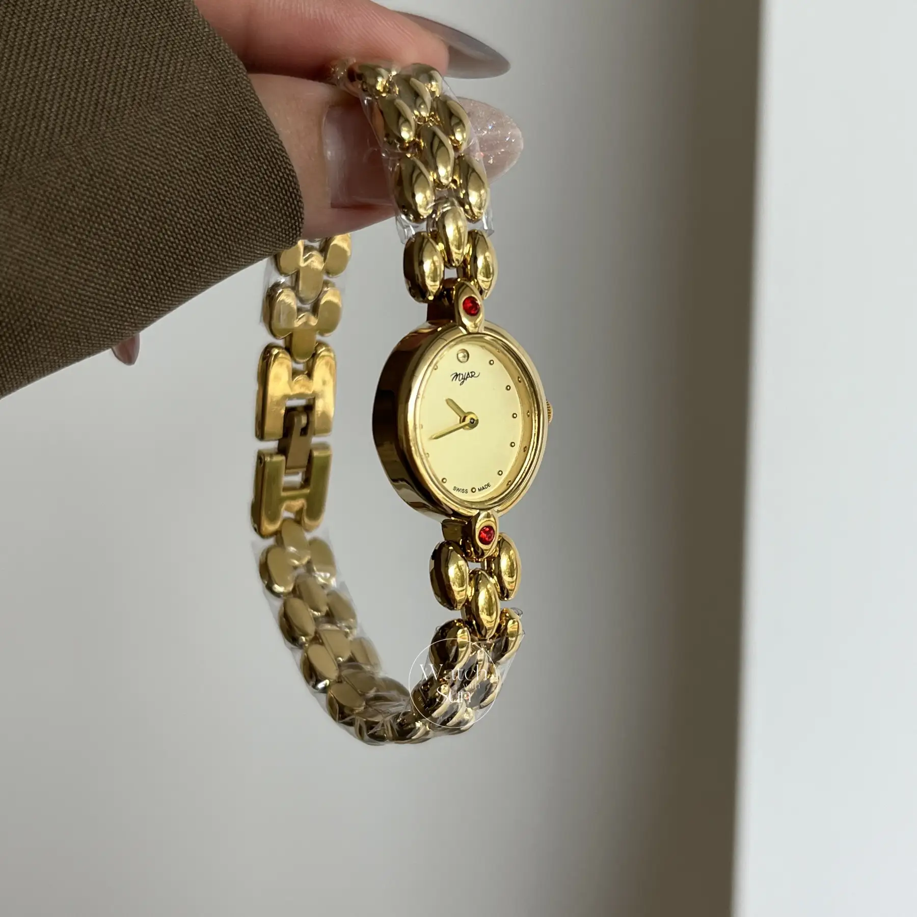 Vintage-Inspired Gold Oval Face Bracelet Watch for Women