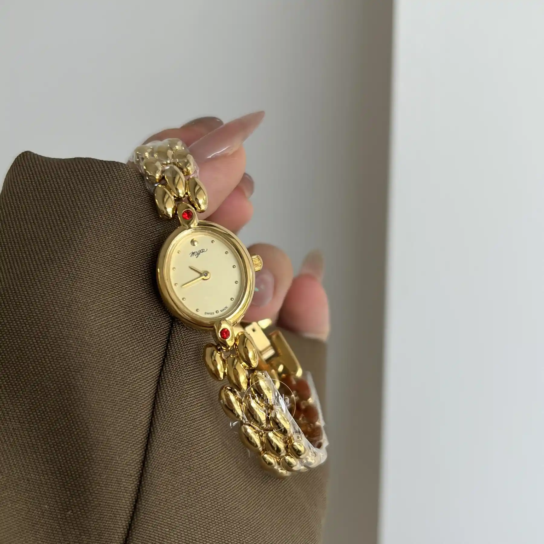 Vintage-Inspired Gold Oval Face Bracelet Watch for Women