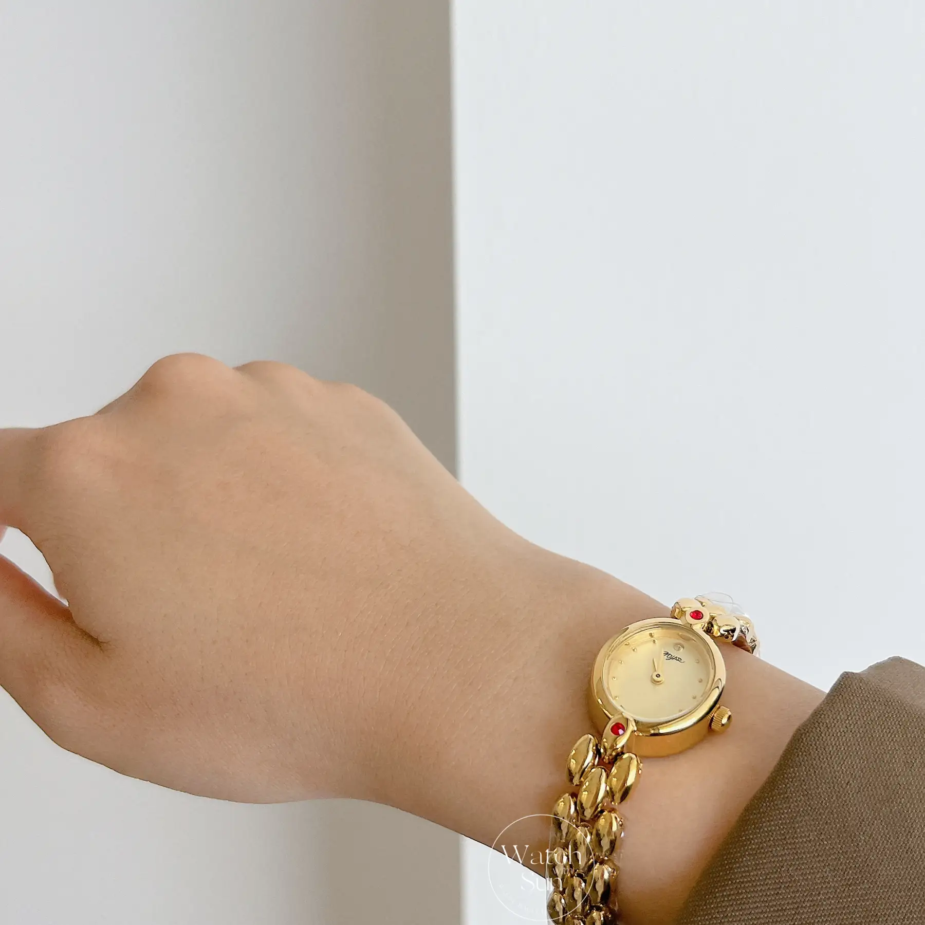 Vintage-Inspired Gold Oval Face Bracelet Watch for Women