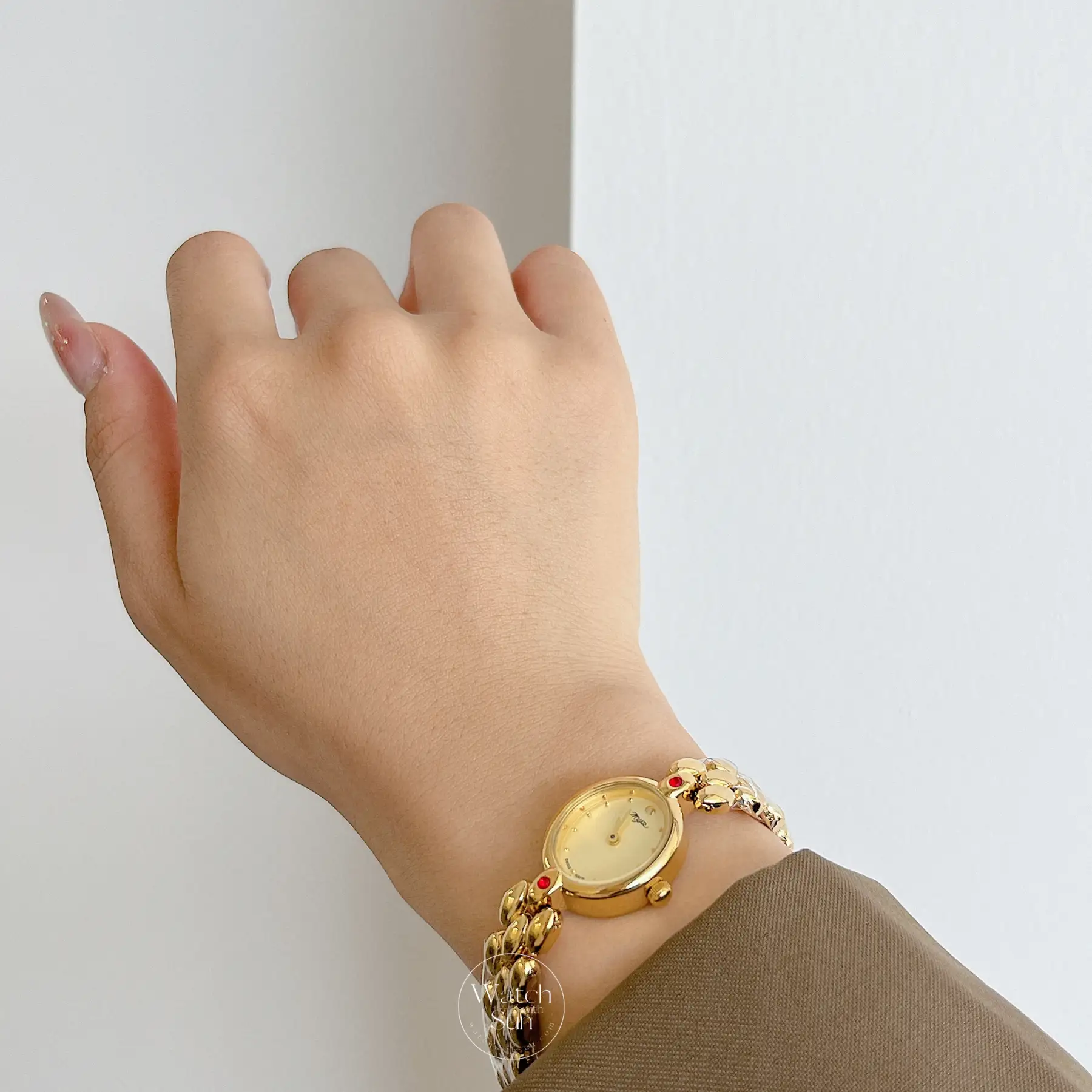 Vintage-Inspired Gold Oval Face Bracelet Watch for Women