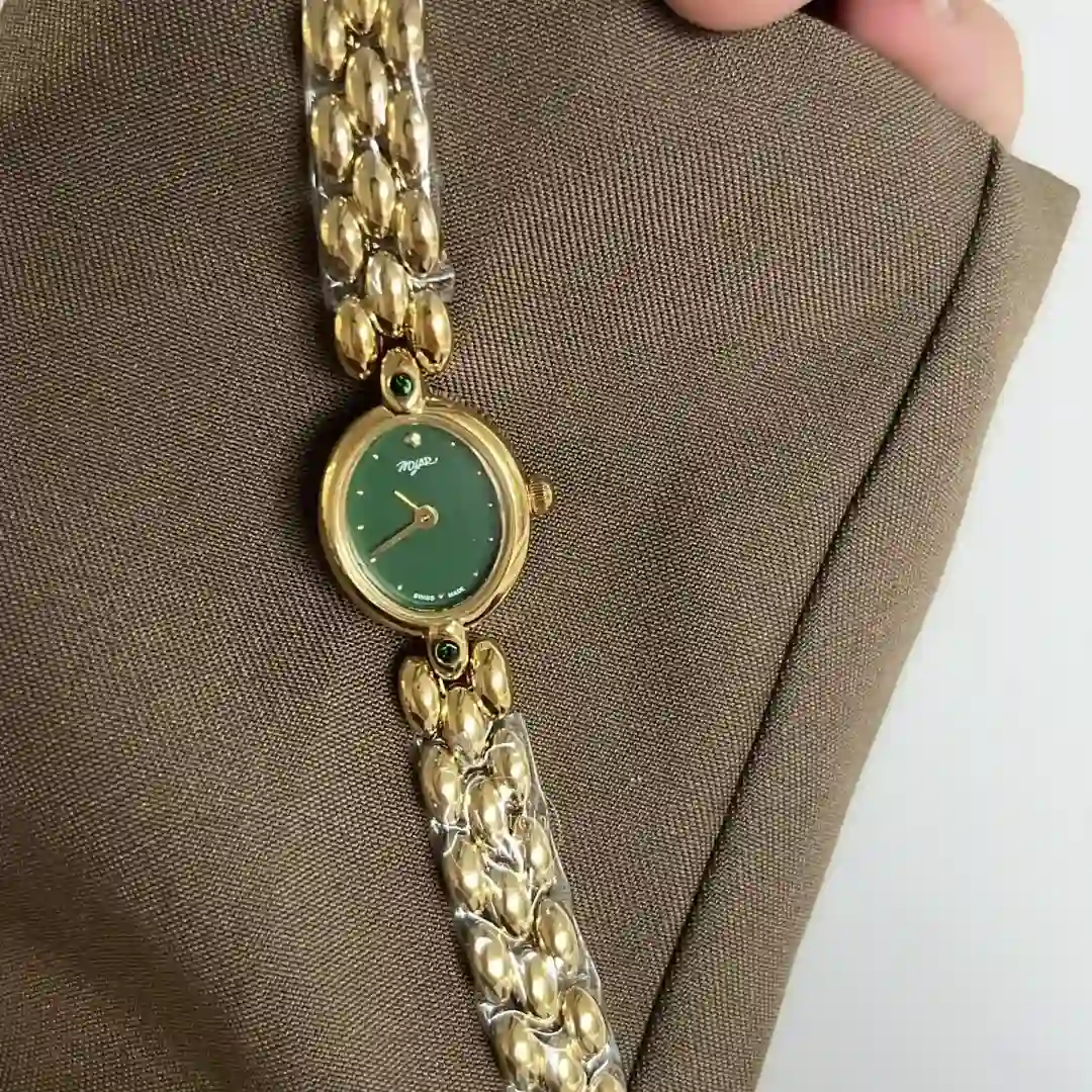 Vintage-Inspired Green Oval Face Bracelet Watch for Women