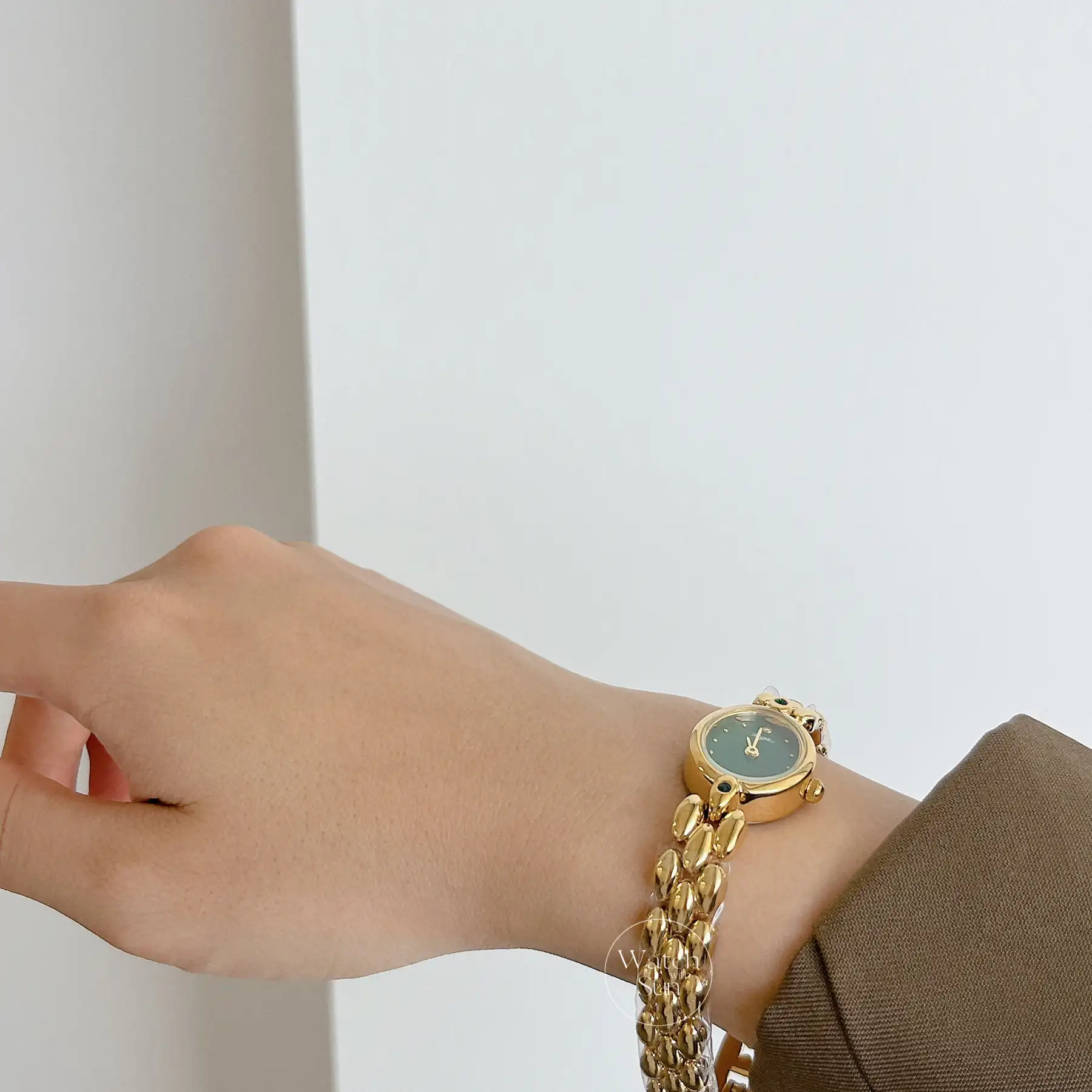 Vintage-Inspired Green Oval Face Bracelet Watch for Women