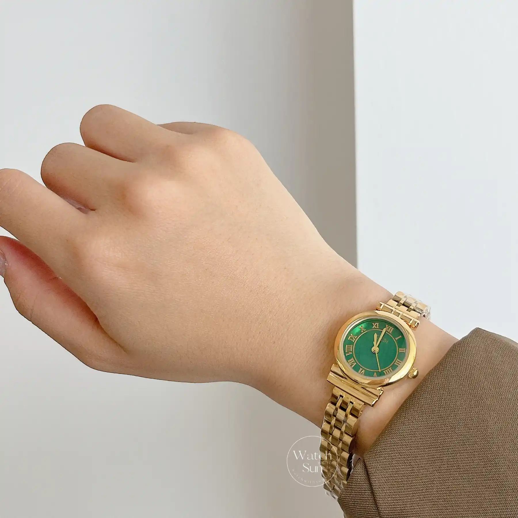Vintage-Inspired Green Oval Face Bracelet Watch for Women