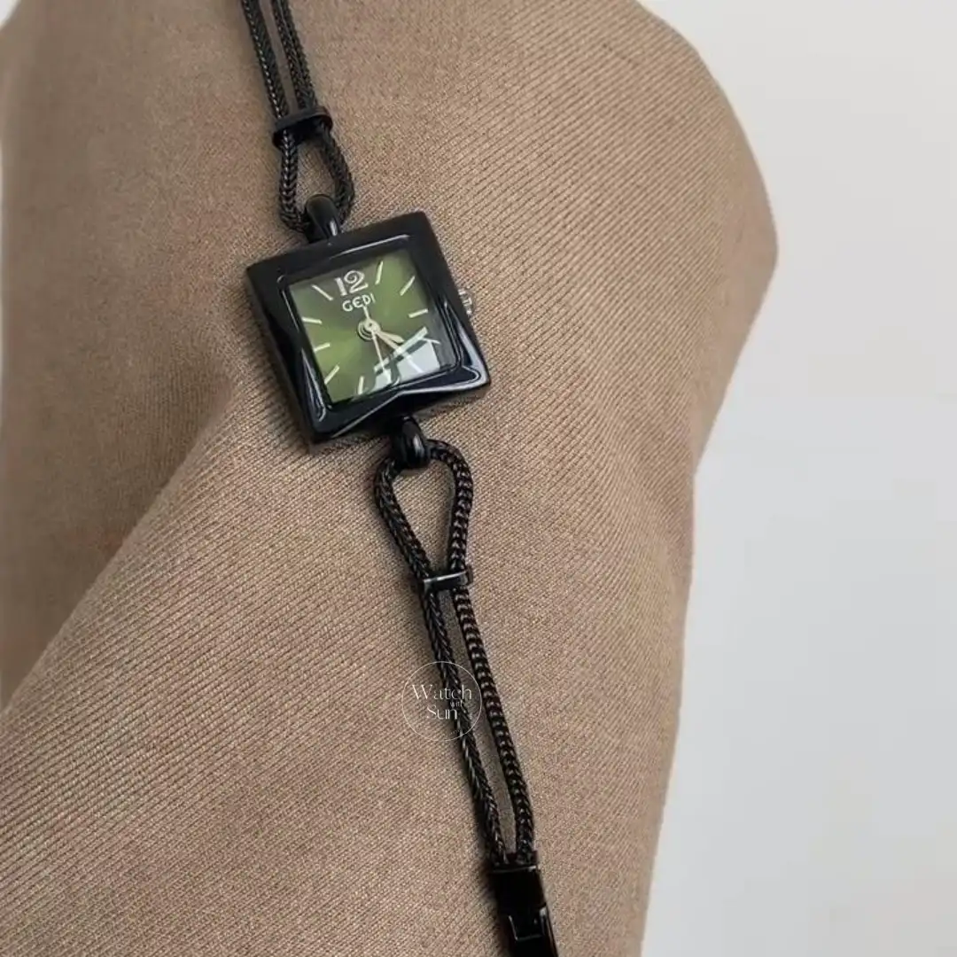 Vintage-Inspired Emerald Green Dial Suqare Laides Watch Black Chain Bracelet Watch for Women