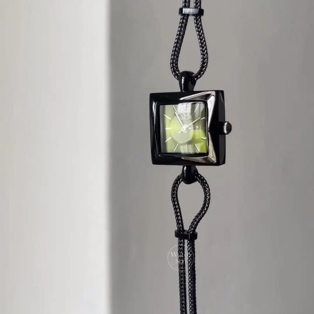 Vintage-Inspired Emerald Green Dial Suqare Laides Watch Black Chain Bracelet Watch for Women