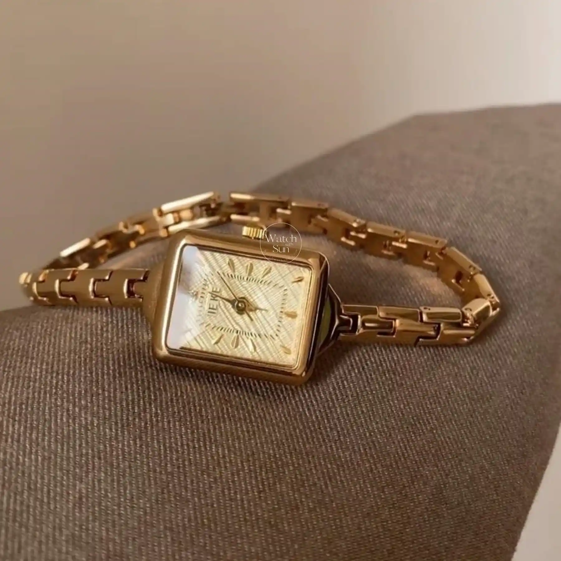 Vintage Style Gold Square Watch for Women Slim Elegant Ladies Bracelet Watch