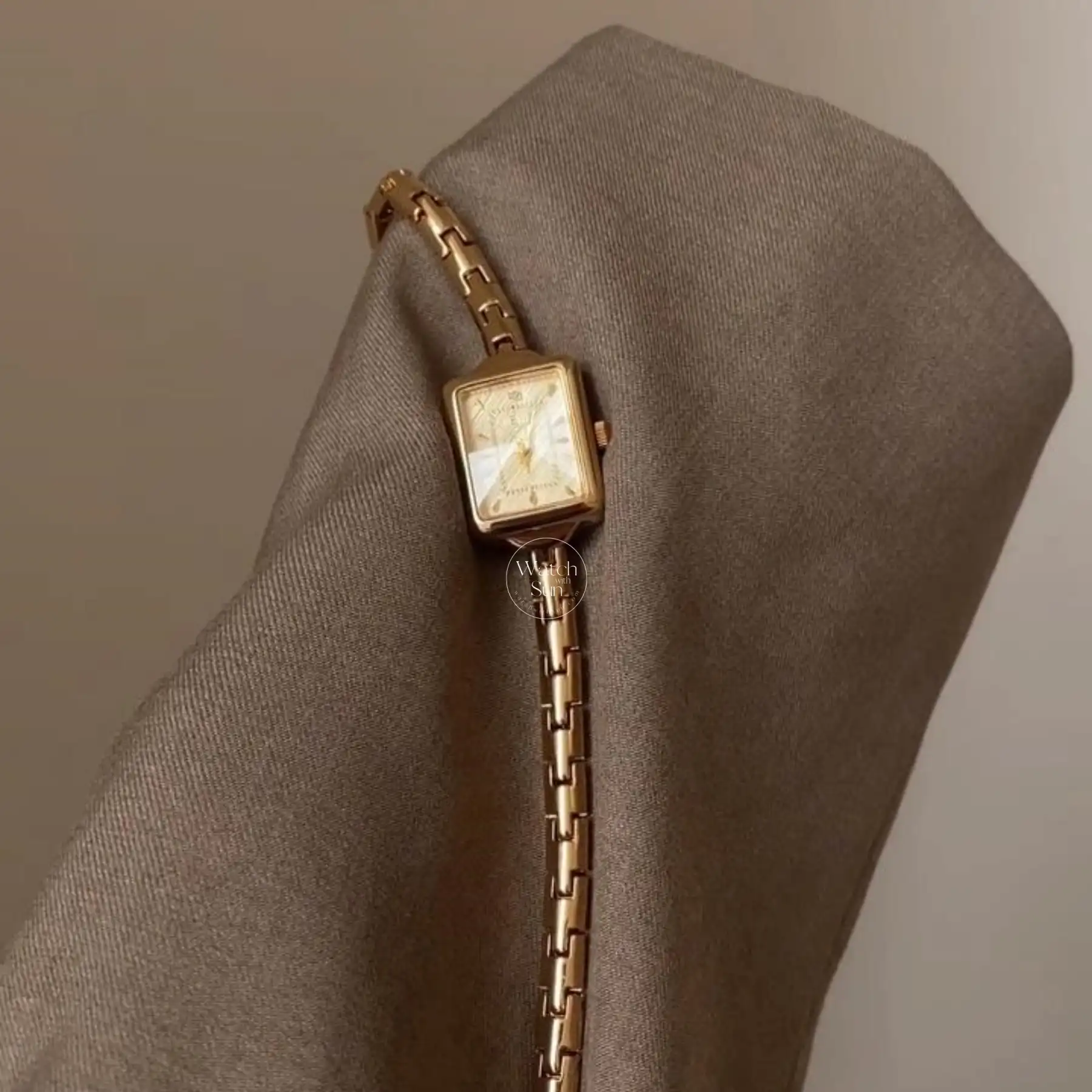 Vintage Style Gold Square Watch for Women Slim Elegant Ladies Bracelet Watch