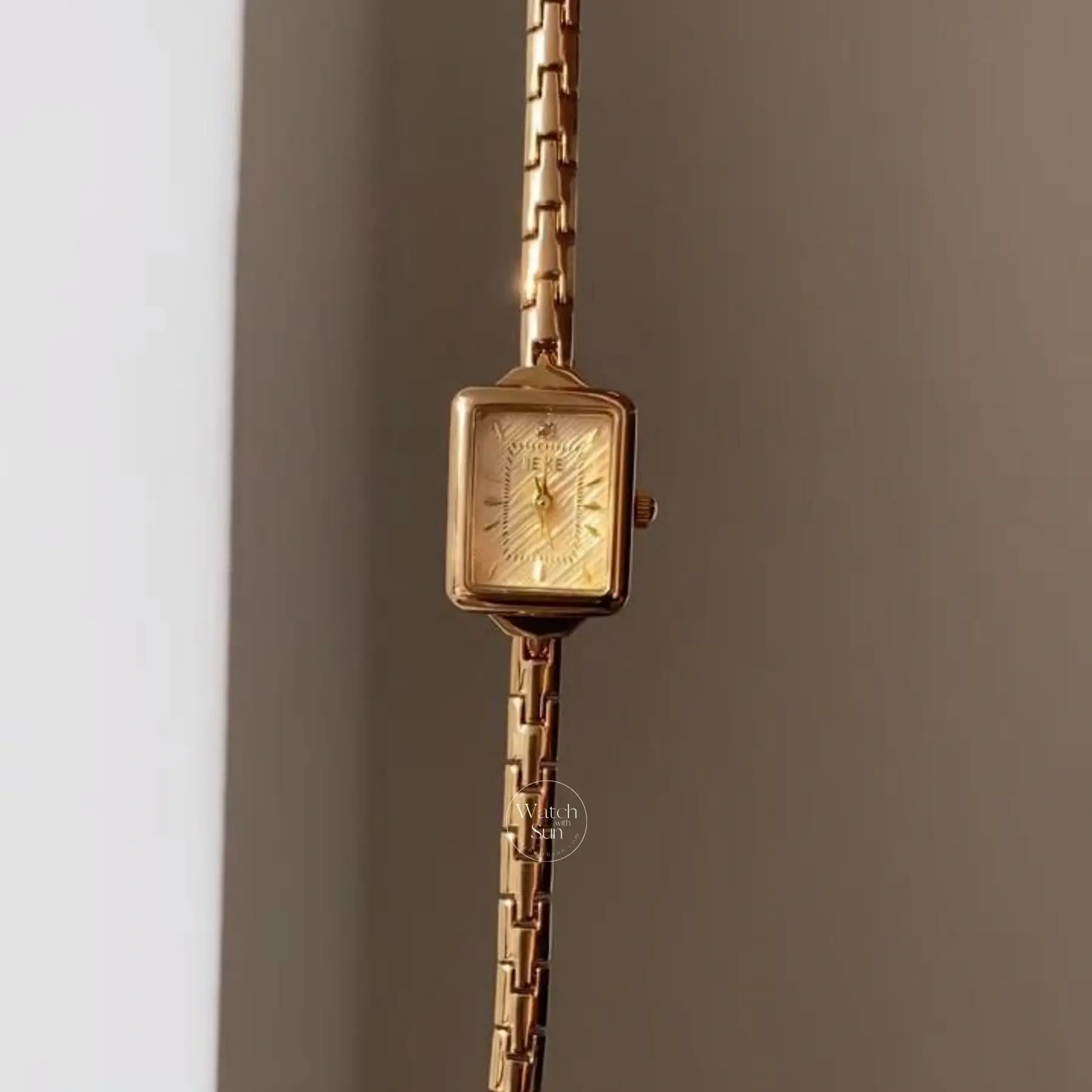 Vintage Style Gold Square Watch for Women Slim Elegant Ladies Bracelet Watch