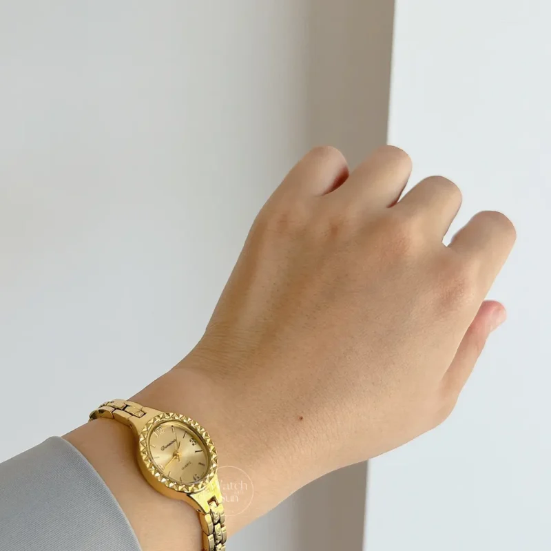 Vintage-Inspired Carved Case Oval Face Gold Bracelet Watch for Women