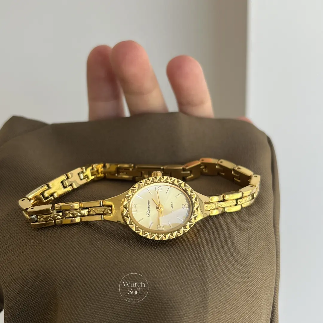 Vintage-Inspired Carved Case Oval Face Gold Bracelet Watch for Women